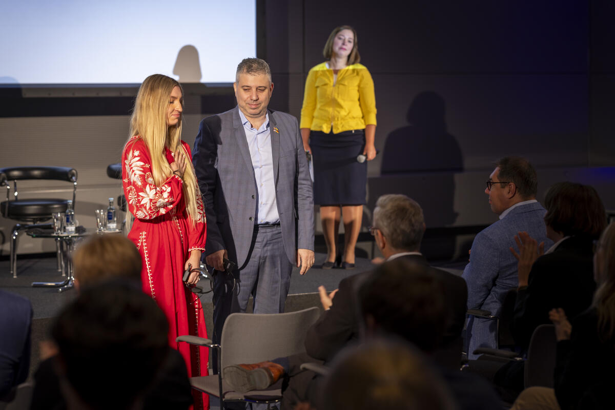 Gespraech über den Film "Freedom on Fire - Ukraine's Fight for Freedom" mit dem Regisseur und der Vizepraesidentin Yvonne Magwas (r.), MdB, CDU/CSU sowie einer ukrainischen Stipendiatin des Internationalen Parlaments-Stipendium Magwas, Yvonne Gespraech über den Film "Freedom on Fire - Ukraine's Fight for Freedom" mit dem Regisseur und der Vizepraesidentin Yvonne Magwas (r.), MdB, CDU/CSU sowie einer ukrainischen Stipendiatin des Internationalen Parlaments-Stipendium