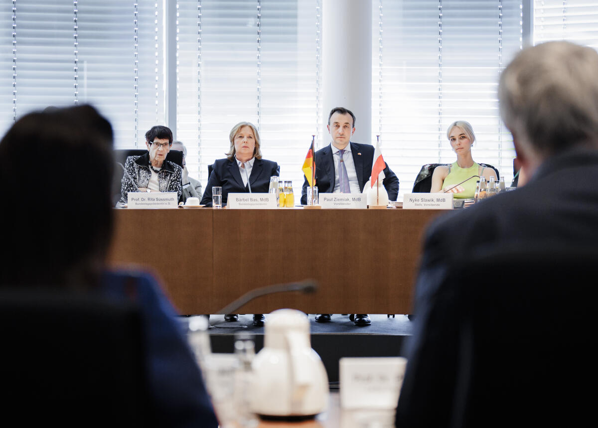 Bundestagspräsidentin Bärbel Bas (2vl), SPD, MdB, im Gespräch mit der Deutsch-Polnischen Parlamentariergruppe. Hier mit Bundestagspräsidentin a.D. Prof. Dr. Rita Süssmuth (l), dem Vorsitzenden Paul Ziemiak (2vr), CDU/CSU, MdB, und Nyke Slawik (r), Bündnis 90/Die Grünen, MdB. Bas, Bärbel; Süssmuth, Rita; Slawik, Nyke; Ziemiak, Paul; Wundrak, Joachim; Hartmann, Sebastian; Müller, Alexander Bundestagspräsidentin Bärbel Bas (2vl), SPD, MdB, im Gespräch mit der Deutsch-Polnischen Parlamentariergruppe. Hier mit Bundestagspräsidentin a.D. Prof. Dr. Rita Süssmuth (l), dem Vorsitzenden Paul Ziemiak (2vr), CDU/CSU, MdB, und Nyke Slawik (r), Bündnis 90/Die Grünen, MdB.