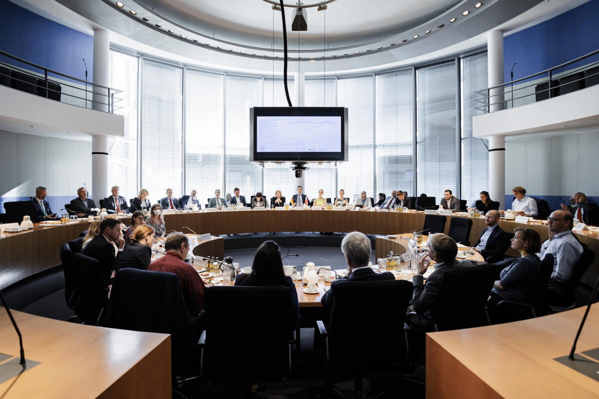 Bundestagspräsidentin Bärbel Bas, SPD, MdB, im Gespräch mit der Deutsch-Polnischen Parlamentariergruppe. Blick in den Saal. Bundestagspräsidentin Bärbel Bas, SPD, MdB, im Gespräch mit der Deutsch-Polnischen Parlamentariergruppe. Blick in den Saal.
