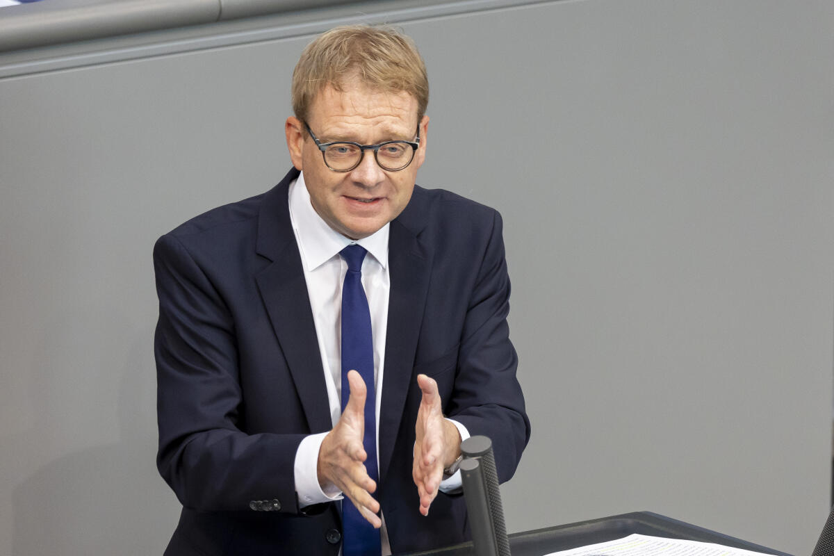 Dr. Thomas Gebhart, CDU/CSU, MdB, hält eine Rede zu TOP 11 „Gesetz zur Steigerung der Energieeffizienz“ im Plenum. Gebhart, Thomas Dr. Thomas Gebhart, CDU/CSU, MdB, hält eine Rede zu TOP 11 „Gesetz zur Steigerung der Energieeffizienz“ im Plenum.
