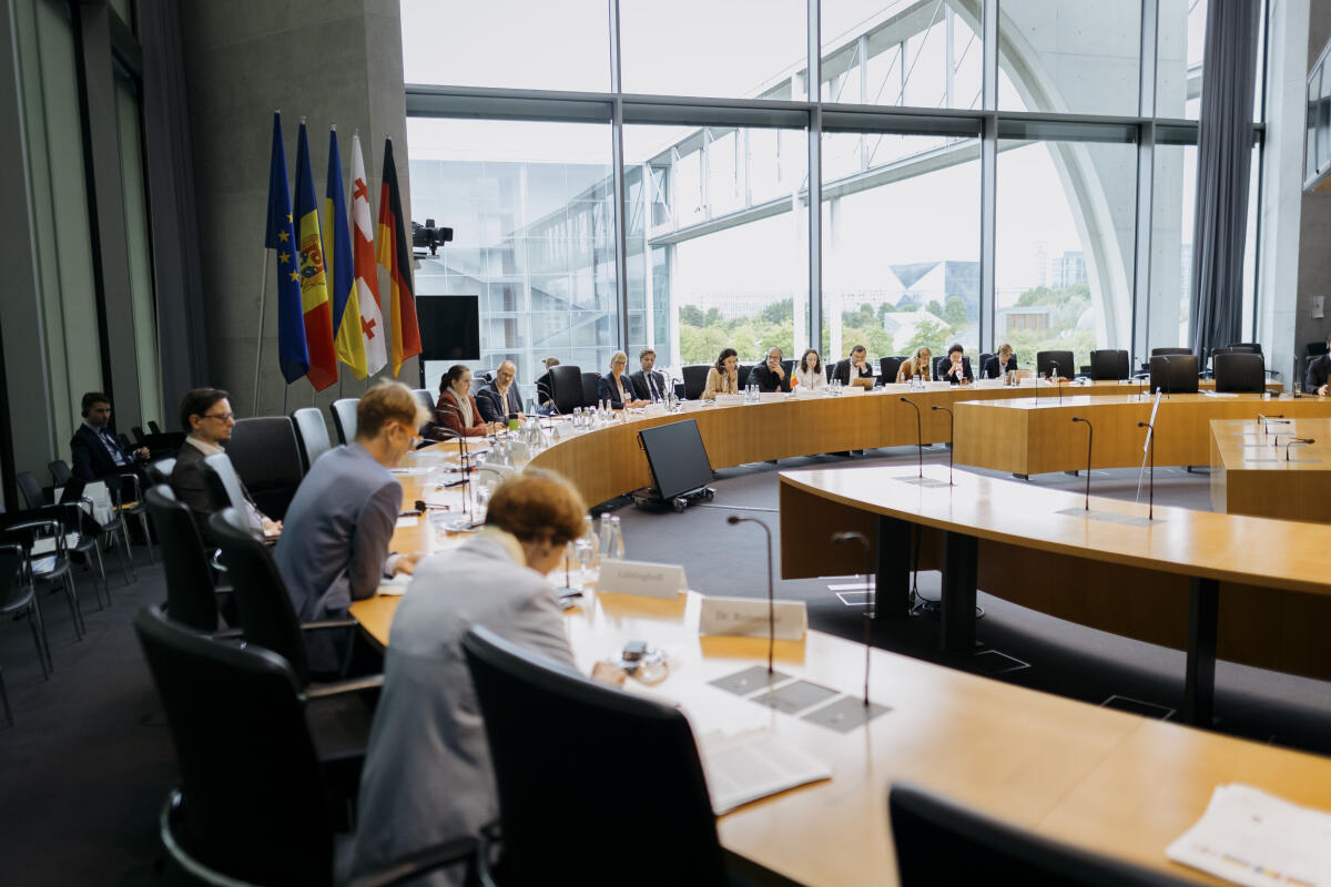 VI. Konferenz der Parlamentarischen Rechtsausschüsse in Kooperation mit dem Deutschen Bundestag zum Thema "EU-Rechtsharmonisierung in der Ukraine, Moldau und Georgien – Herausforderungen und Chancen" unter Leitung der Vorsitzenden des Rechtsausschusses Elisabeth Winkelmeier-Becker, CDU/CSU, MdB.; Hier: Saalübersicht Winkelmeier-Becker, Elisabeth; Fiedler, Sebastian VI. Konferenz der Parlamentarischen Rechtsausschüsse in Kooperation mit dem Deutschen Bundestag zum Thema "EU-Rechtsharmonisierung in der Ukraine, Moldau und Georgien – Herausforderungen und Chancen" unter Leitung der Vorsitzenden des Rechtsausschusses Elisabeth Winkelmeier-Becker, CDU/CSU, MdB.; Hier: Saalübersicht