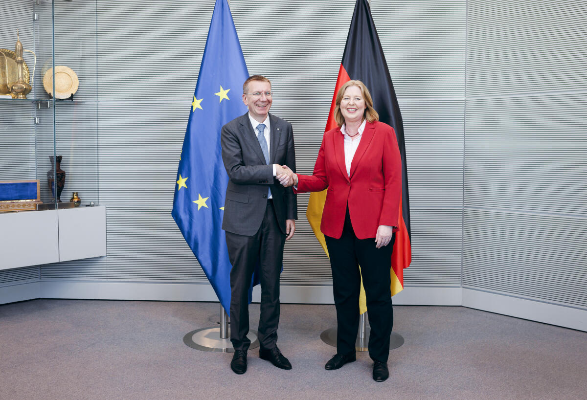 Bundestagspräsidentin Bärbel Bas (r), SPD, MdB, empfängt den Präsidenten der Republik Lettland, Edgars Rinkēvičs (l), zu einem Gespräch. Bas, Bärbel Bundestagspräsidentin Bärbel Bas (r), SPD, MdB, empfängt den Präsidenten der Republik Lettland, Edgars Rinkēvičs (l), zu einem Gespräch.