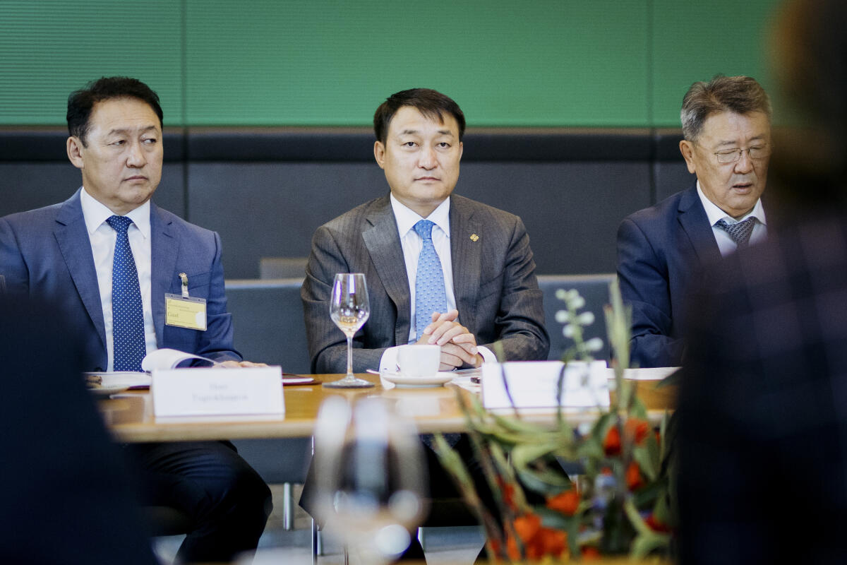 Bundestagsvizepräsidentin Aydan Özoğuz, SPD, MdB, empfängt eine Delegation von Parlamentariern der Mongolei zu einem Gespräch. Hier Dashzegve Amarbayasgalan (m), Generalsekretär der Mongolischen Volkspartei und Kabinettsminister. Bundestagsvizepräsidentin Aydan Özoğuz, SPD, MdB, empfängt eine Delegation von Parlamentariern der Mongolei zu einem Gespräch. Hier Dashzegve Amarbayasgalan (m), Generalsekretär der Mongolischen Volkspartei und Kabinettsminister.
