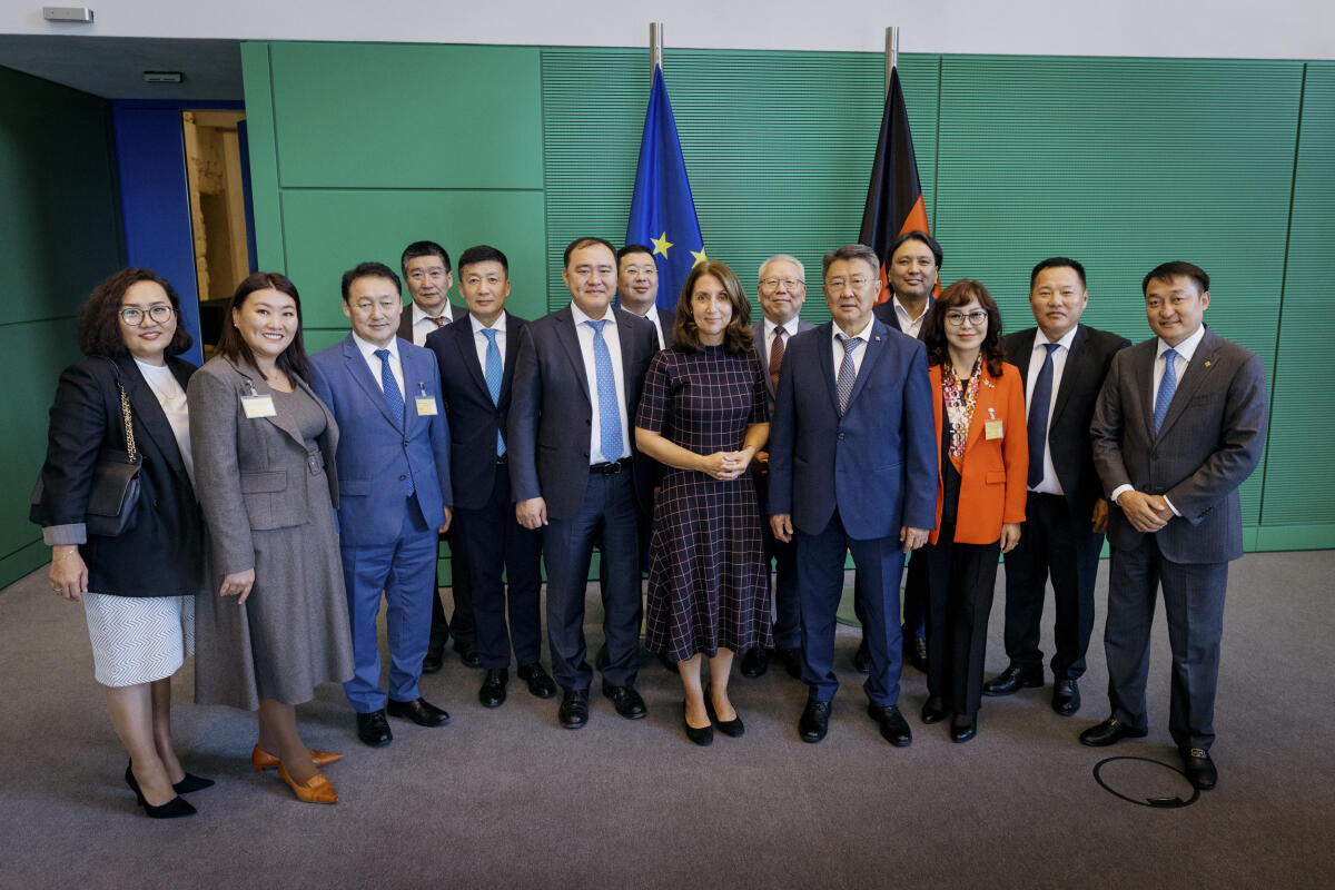 Bundestagsvizepräsidentin Aydan Özoğuz (7vl), SPD, MdB, empfängt eine Delegation von Parlamentariern der Mongolei zu einem Gespräch. Gruppenfoto. Özoğuz, Aydan Bundestagsvizepräsidentin Aydan Özoğuz (7vl), SPD, MdB, empfängt eine Delegation von Parlamentariern der Mongolei zu einem Gespräch. Gruppenfoto.