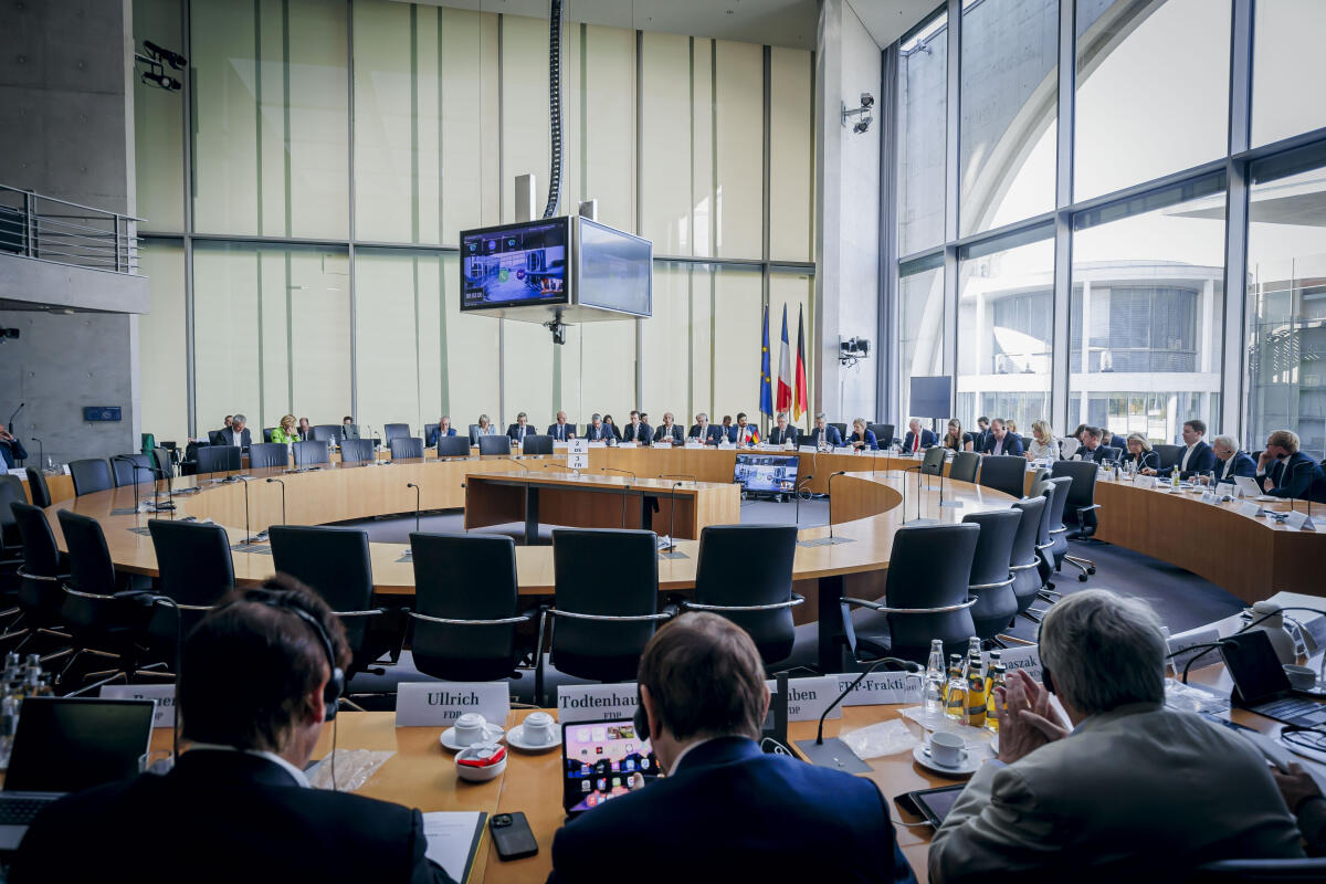 Gemeinsame Sitzung des Wirtschaftsausschuss des Deutschen Bundestages mit dem Wirtschaftsausschuss der französischen Assemblé nationale unter Leitung des Vorsitzenden Michael Grosse-Brömer, CDU, MdB.; Hier: Blick in den Saal. Grosse-Brömer, Michael Gemeinsame Sitzung des Wirtschaftsausschuss des Deutschen Bundestages mit dem Wirtschaftsausschuss der französischen Assemblé nationale unter Leitung des Vorsitzenden Michael Grosse-Brömer, CDU, MdB.; Hier: Blick in den Saal.