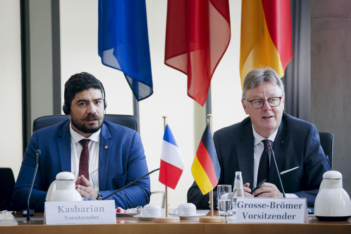 Guillaume Kasbarian (l.), Vorsitzender der französischen Assemblé nationale zu Gast im Wirtschaftsausschuss des Deutschen Bundestages unter Leitung des Vorsitzenden Michael Grosse-Brömer (r.), CDU, MdB. Grosse-Brömer, Michael Guillaume Kasbarian (l.), Vorsitzender der französischen Assemblé nationale zu Gast im Wirtschaftsausschuss des Deutschen Bundestages unter Leitung des Vorsitzenden Michael Grosse-Brömer (r.), CDU, MdB.