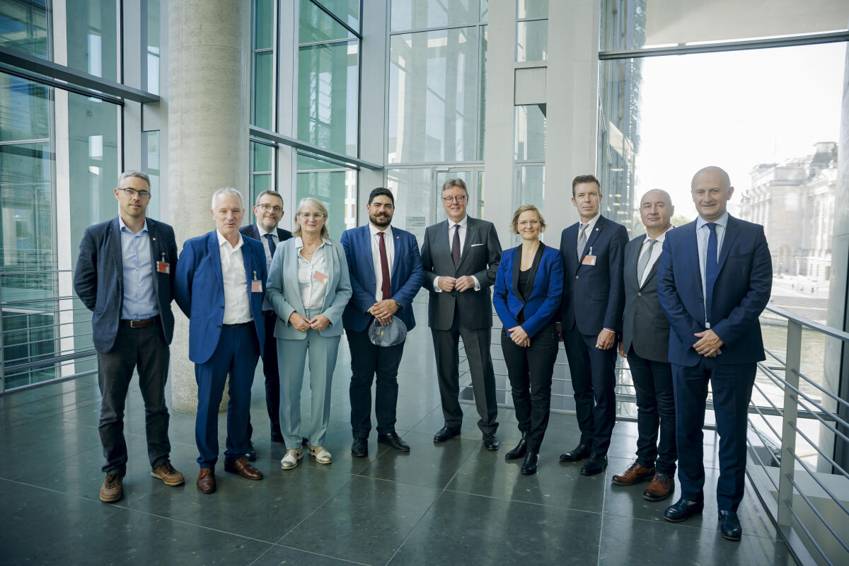 Guillaume Kasbarian (5vl), Vorsitzender der französischen Assemblé nationale zu Gast im Wirtschaftsausschuss des Deutschen Bundestages unter Leitung des Vorsitzenden Michael Grosse-Brömer (6vl), CDU, MdB.; Hier: Gruppenfoto Grosse-Brömer, Michael Guillaume Kasbarian (5vl), Vorsitzender der französischen Assemblé nationale zu Gast im Wirtschaftsausschuss des Deutschen Bundestages unter Leitung des Vorsitzenden Michael Grosse-Brömer (6vl), CDU, MdB.; Hier: Gruppenfoto