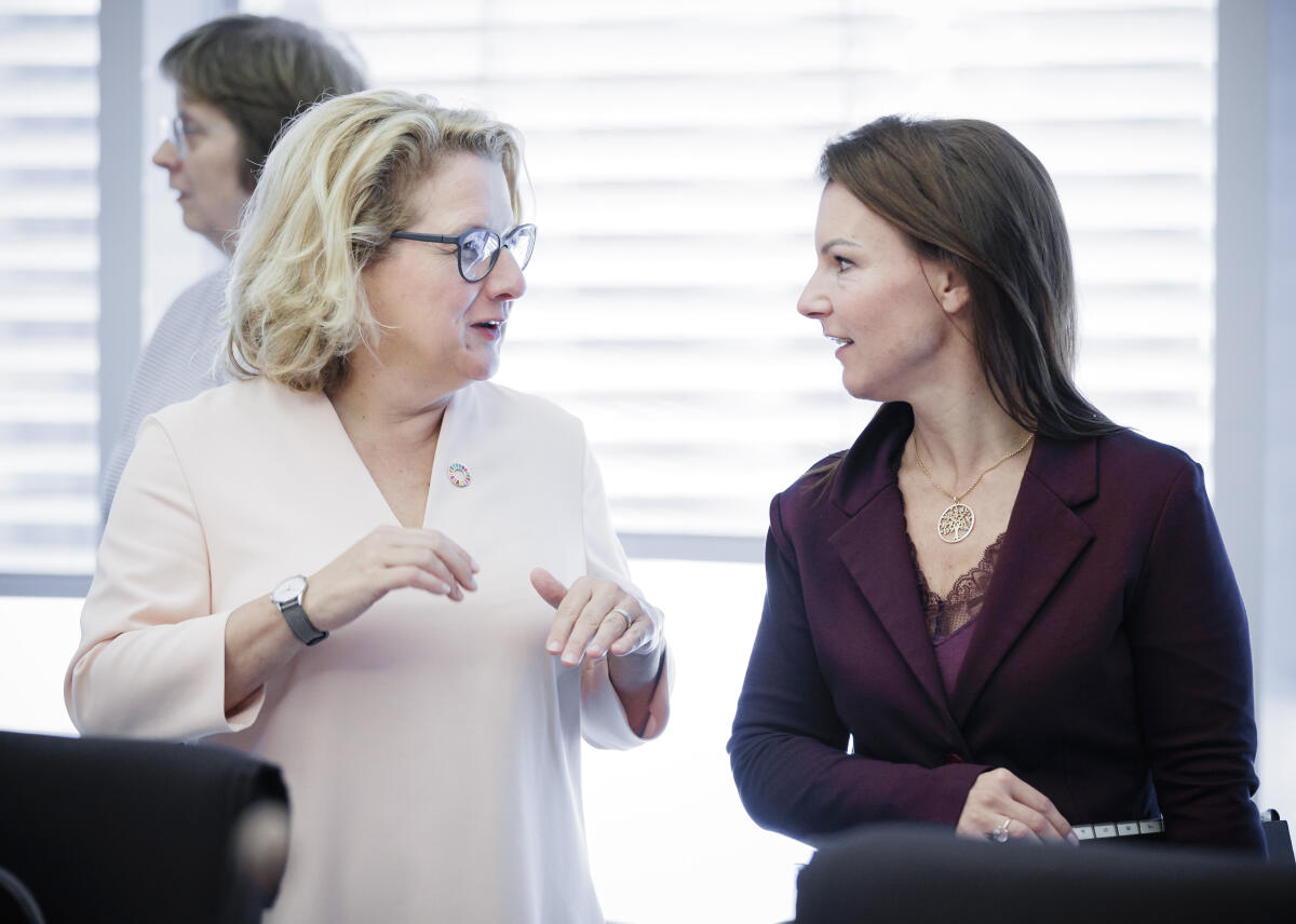 Bundesministerin für wirtschaftliche Zusammenarbeit und Entwicklung, Svenja Schulze (l), zu Gast im Tourismusausschuss unter Leitung der Vorsitzenden Jana Schimke (r), CDU/CSU, MdB. Schimke, Jana; Schulze, Svenja Bundesministerin für wirtschaftliche Zusammenarbeit und Entwicklung, Svenja Schulze (l), zu Gast im Tourismusausschuss unter Leitung der Vorsitzenden Jana Schimke (r), CDU/CSU, MdB.