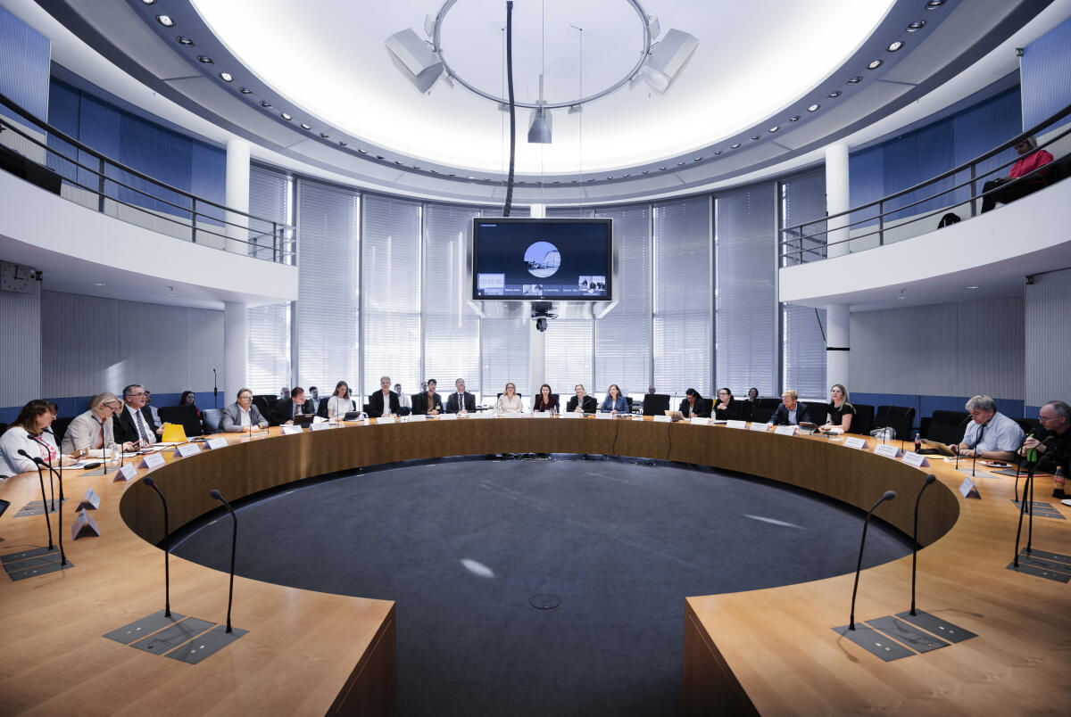 Bundesministerin für wirtschaftliche Zusammenarbeit und Entwicklung, Svenja Schulze, zu Gast im Tourismusausschuss unter Leitung der Vorsitzenden Jana Schimke, CDU/CSU, MdB.; Hier: Blick in den Saal. Schimke, Jana; Schulze, Svenja Bundesministerin für wirtschaftliche Zusammenarbeit und Entwicklung, Svenja Schulze, zu Gast im Tourismusausschuss unter Leitung der Vorsitzenden Jana Schimke, CDU/CSU, MdB.; Hier: Blick in den Saal.