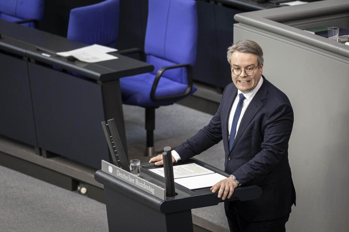 Staatsminister im Auswärtigen Amt, Dr. Tobias Lindner, Bündnis 90/Die Grünen, MdB, hält eine Rede zu TOP 3 „Bundeswehreinsatz im Irak“ im Plenum. Lindner, Tobias Staatsminister im Auswärtigen Amt, Dr. Tobias Lindner, Bündnis 90/Die Grünen, MdB, hält eine Rede zu TOP 3 „Bundeswehreinsatz im Irak“ im Plenum.