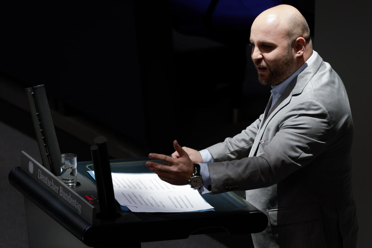 Markus Frohnmaier, AfD, MdB, hält eine Rede zu Top 7 "China-Strategie der Bundesregierung". Frohnmaier, Markus Markus Frohnmaier, AfD, MdB, hält eine Rede zu Top 7 "China-Strategie der Bundesregierung".