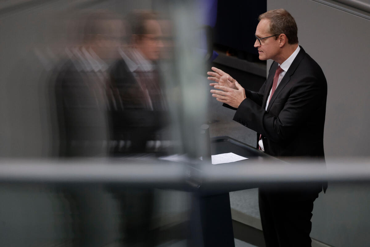 Michael Müller, SPD, MdB, hält eine Rede zu Top 7 "China-Strategie der Bundesregierung". Müller, Michael Michael Müller, SPD, MdB, hält eine Rede zu Top 7 "China-Strategie der Bundesregierung".