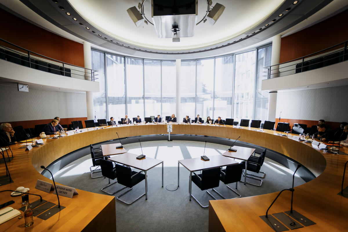 Gespräch des Europaausschusses unter Leitung des Vorsitzenden Anton Hofreiter, Bündnis 90/Die Grünen, MdB, mit dem Ministerpräsidenten der Republik Moldau, Herrn Dorin Recean, dem Botschafter der Republik Moldau, Herrn Aureliu Ciocoi, und weiteren Delegationsmitgliedern.; Hier: Blick in den Saal. Hofreiter, Anton Gespräch des Europaausschusses unter Leitung des Vorsitzenden Anton Hofreiter, Bündnis 90/Die Grünen, MdB, mit dem Ministerpräsidenten der Republik Moldau, Herrn Dorin Recean, dem Botschafter der Republik Moldau, Herrn Aureliu Ciocoi, und weiteren Delegationsmitgliedern.; Hier: Blick in den Saal.