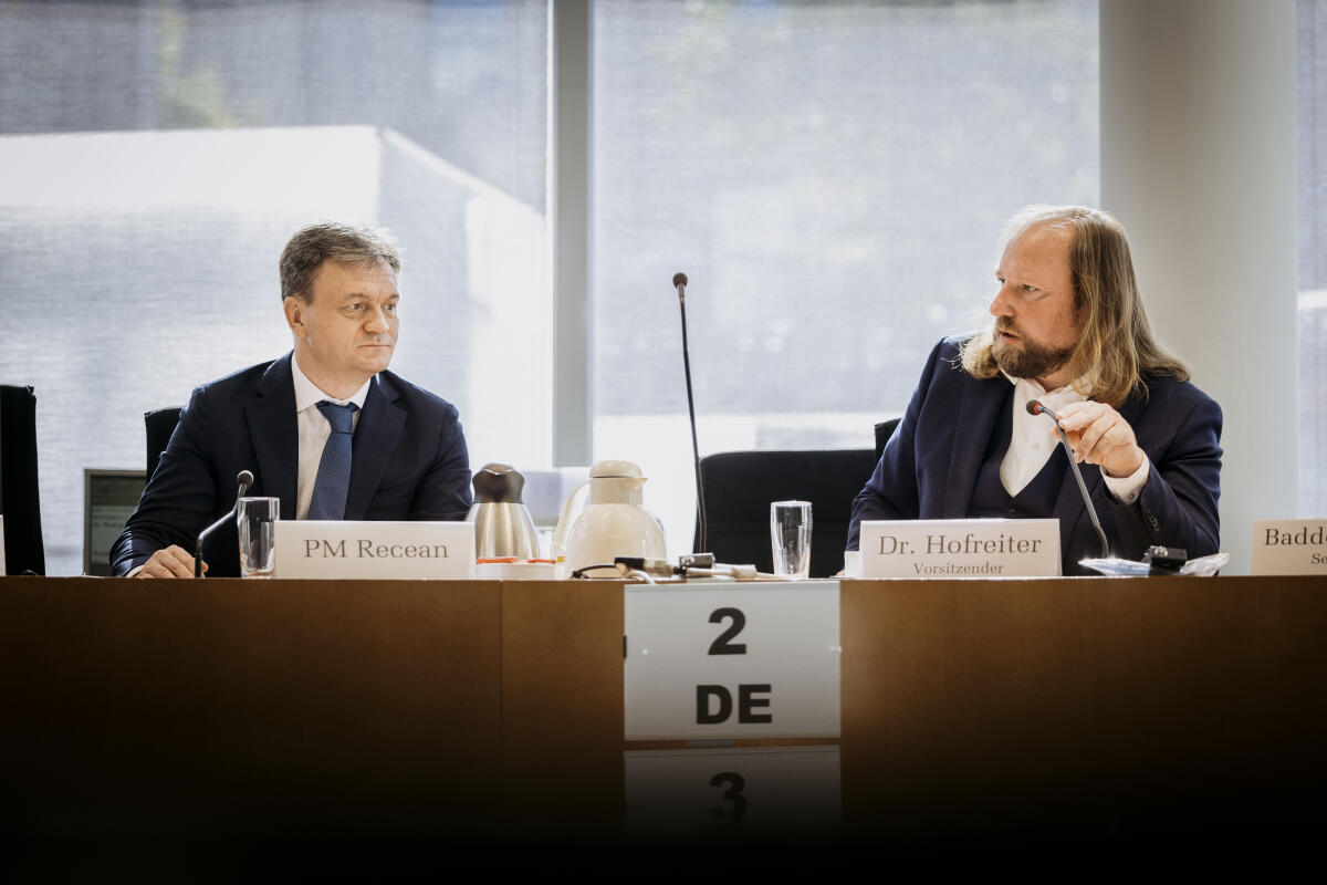 Gespräch des Europaausschusses unter Leitung des Vorsitzenden Anton Hofreiter (r), Bündnis 90/Die Grünen, MdB, mit dem Ministerpräsidenten der Republik Moldau, Herrn Dorin Recean (l), dem Botschafter der Republik Moldau, Herrn Aureliu Ciocoi, und weiteren Delegationsmitgliedern. Hofreiter, Anton Gespräch des Europaausschusses unter Leitung des Vorsitzenden Anton Hofreiter (r), Bündnis 90/Die Grünen, MdB, mit dem Ministerpräsidenten der Republik Moldau, Herrn Dorin Recean (l), dem Botschafter der Republik Moldau, Herrn Aureliu Ciocoi, und weiteren Delegationsmitgliedern.