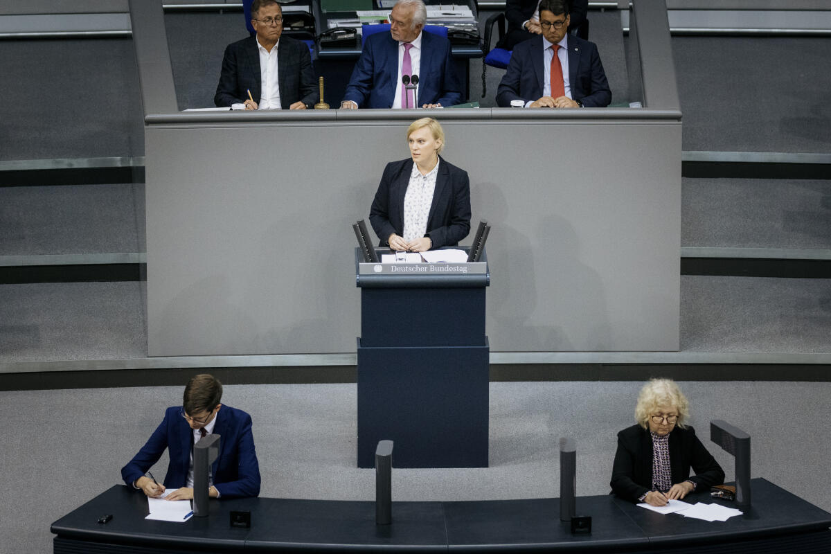 Stahr, Nina Nina Stahr, Bündnis 90/Die Grünen, MdB, hält eine Rede zu TOP 27 „Ausbildungsoffensive und Sondervermögen für Bildung“ im Plenum.
