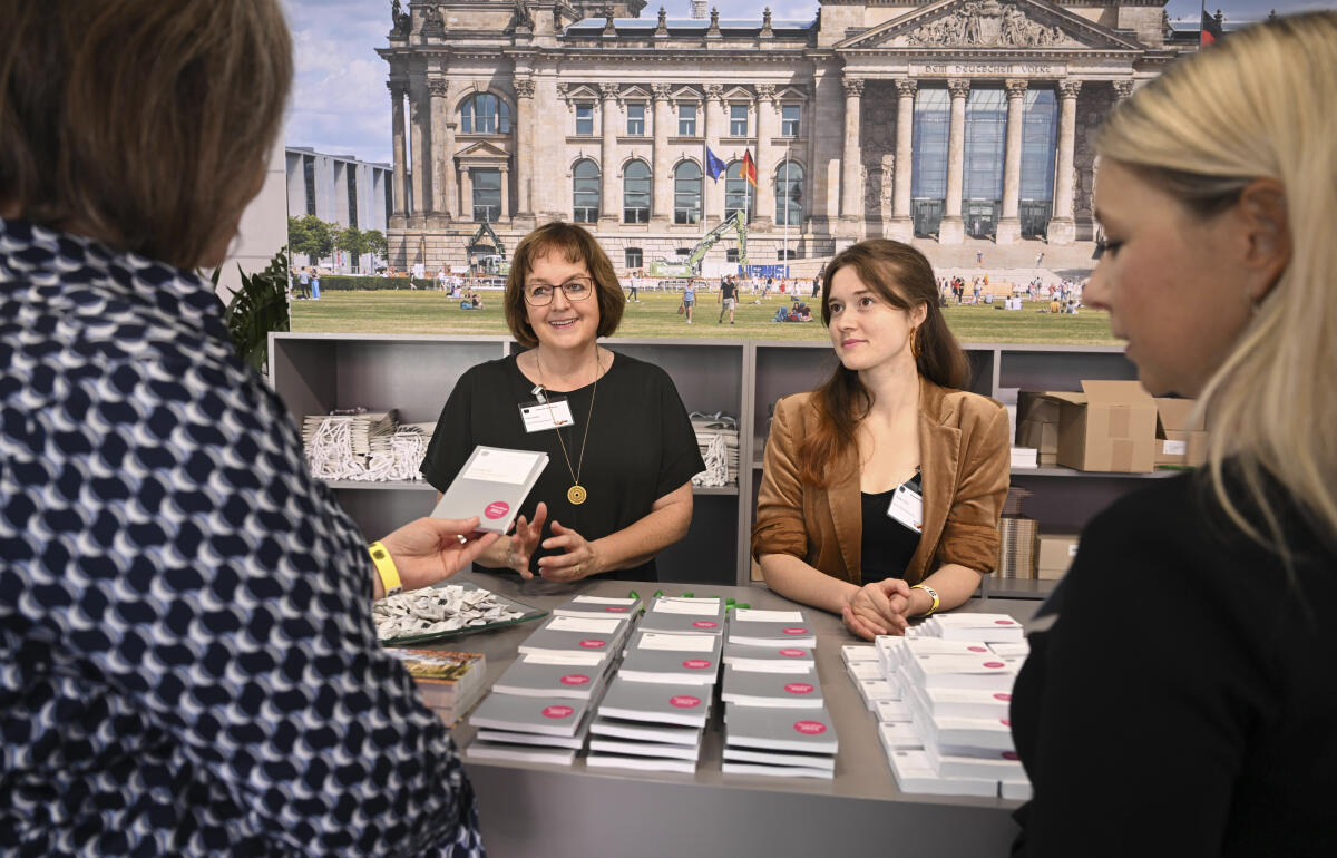 Besucherinnen und Besucher am Stand des Referates IK 2 Öffentlichkeitsarbeit im Kommunikationsforum und Zelt des Deutschen Bundestages auf der Festveranstaltung zum Tag der Deutschen Einheit in Hamburg. Besucherinnen und Besucher am Stand des Referates IK 2 Öffentlichkeitsarbeit im Kommunikationsforum und Zelt des Deutschen Bundestages auf der Festveranstaltung zum Tag der Deutschen Einheit in Hamburg.
