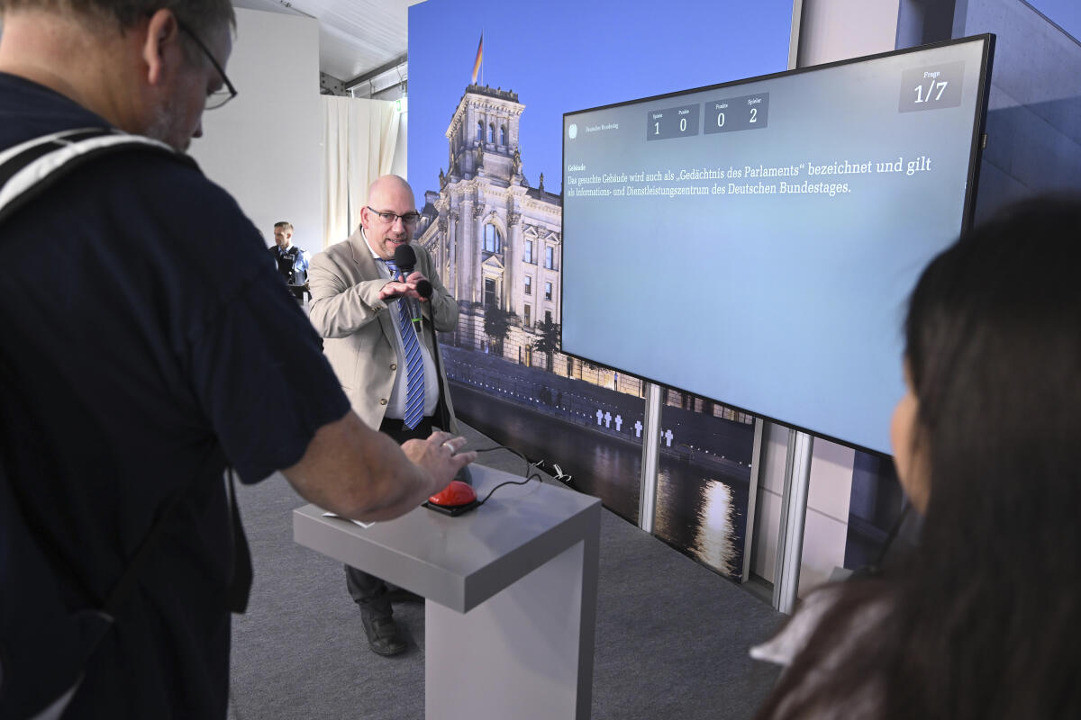 Besucherinnen und Besucher beim Quiz im Zelt des Deutschen Bundestages am Stand des Referates IK 2 Öffentlichkeitsarbeit im Kommunikationsforum bei den Feierlichkeiten zum Tag der Deutschen Einheit in Hamburg. Besucherinnen und Besucher beim Quiz im Zelt des Deutschen Bundestages am Stand des Referates IK 2 Öffentlichkeitsarbeit im Kommunikationsforum bei den Feierlichkeiten zum Tag der Deutschen Einheit in Hamburg.