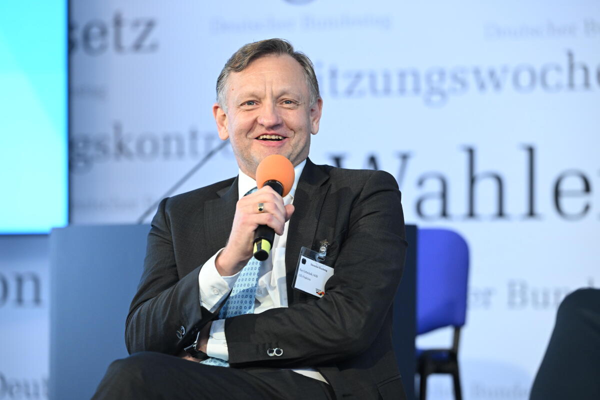Gottschalk, Kay Kay Gottschalk, AfD, MdB, im Gespräch im Forum Plenarsaal und Zelt des Deutschen Bundestages während der Feierlichkeiten zum Tag der Deutschen Einheit in Hamburg.