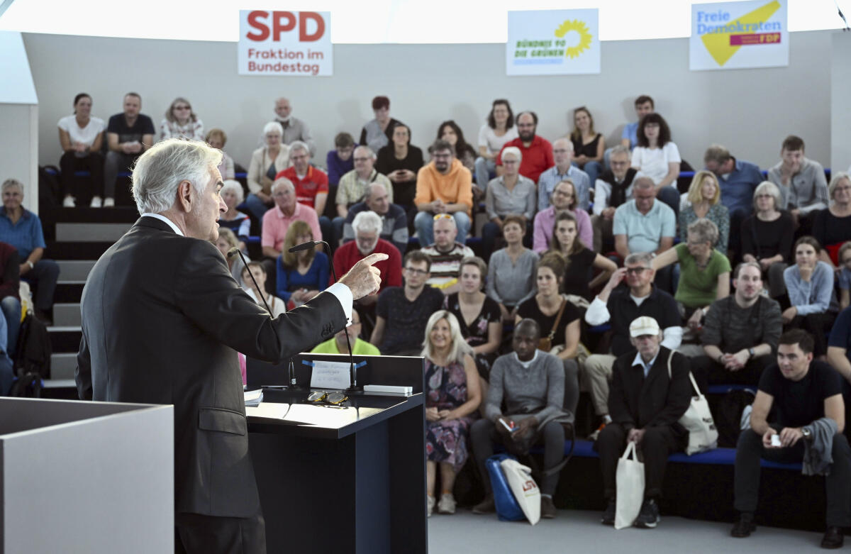Besucherinnen und Besucher nehmen am moderierten Planspiel im Forum Plenarsaal und Zelt des Deutschen Bundestages während der Feierlichkeiten zum Tag der Deutschen Einheit in Hamburg teil. Sie spielen die Verabschiedung eines Gesetzes mit Abstimmung nach. Besucherinnen und Besucher nehmen am moderierten Planspiel im Forum Plenarsaal und Zelt des Deutschen Bundestages während der Feierlichkeiten zum Tag der Deutschen Einheit in Hamburg teil. Sie spielen die Verabschiedung eines Gesetzes mit Abstimmung nach.