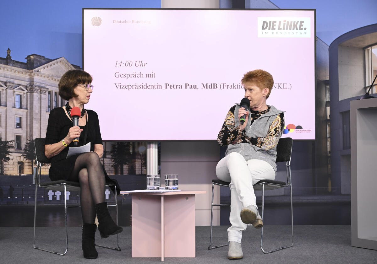 Vizepräsidentin des Deutschen Bundestages, Petra Pau, Die Linke, MdB, (rechts), im Gespräch mit Moderatorin Christine Aiwanger im Kommunikationsforum und Zelt des Deutschen Bundestages während der Feierlichkeiten zum Tag der Deutschen Einheit in Hamburg. Vizepräsidentin des Deutschen Bundestages, Petra Pau, Die Linke, MdB, (rechts), im Gespräch mit Moderatorin Christine Aiwanger im Kommunikationsforum und Zelt des Deutschen Bundestages während der Feierlichkeiten zum Tag der Deutschen Einheit in Hamburg.