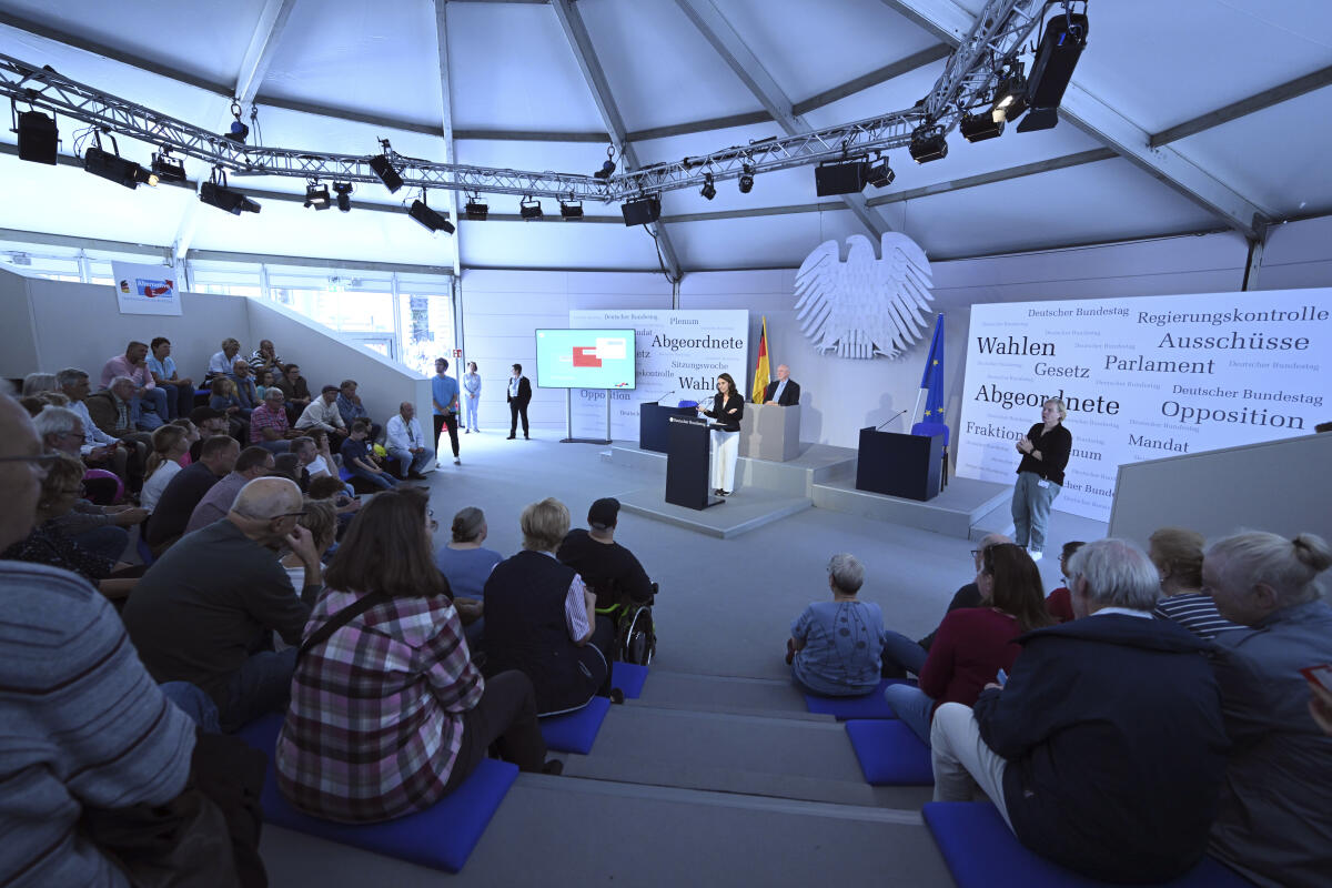 Vizepräsidentin des Deutschen Bundestages, Aydan Özoguz, SPD, MdB, spricht im Forum Plenarsaal im Zelt des Deutschen Bundestages während der Feierlichkeiten zum Tag der Deutschen Einheit in Hamburg. Besucherinnen und Besucher erfahren und erleben hier in einem Planspiel wie ein Gesetz entsteht. Özoguz, Aydan Vizepräsidentin des Deutschen Bundestages, Aydan Özoguz, SPD, MdB, spricht im Forum Plenarsaal im Zelt des Deutschen Bundestages während der Feierlichkeiten zum Tag der Deutschen Einheit in Hamburg. Besucherinnen und Besucher erfahren und erleben hier in einem Planspiel wie ein Gesetz entsteht.
