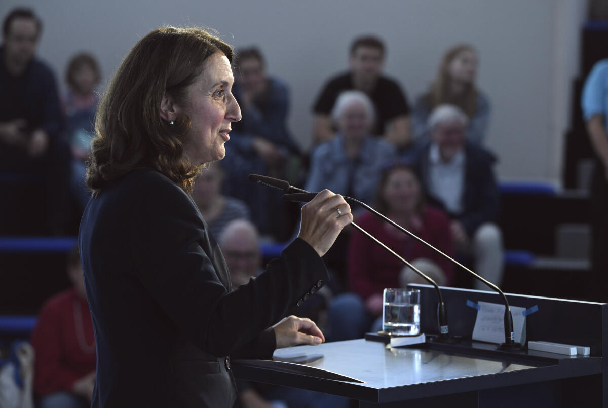 Vizepräsidentin des Deutschen Bundestages, Aydan Özoguz, SPD, MdB, spricht im Forum Plenarsaal im Zelt des Deutschen Bundestages während der Feierlichkeiten zum Tag der Deutschen Einheit in Hamburg. Besucherinnen und Besucher erfahren und erleben hier in einem Planspiel wie ein Gesetz entsteht. Özoguz, Aydan Vizepräsidentin des Deutschen Bundestages, Aydan Özoguz, SPD, MdB, spricht im Forum Plenarsaal im Zelt des Deutschen Bundestages während der Feierlichkeiten zum Tag der Deutschen Einheit in Hamburg. Besucherinnen und Besucher erfahren und erleben hier in einem Planspiel wie ein Gesetz entsteht.