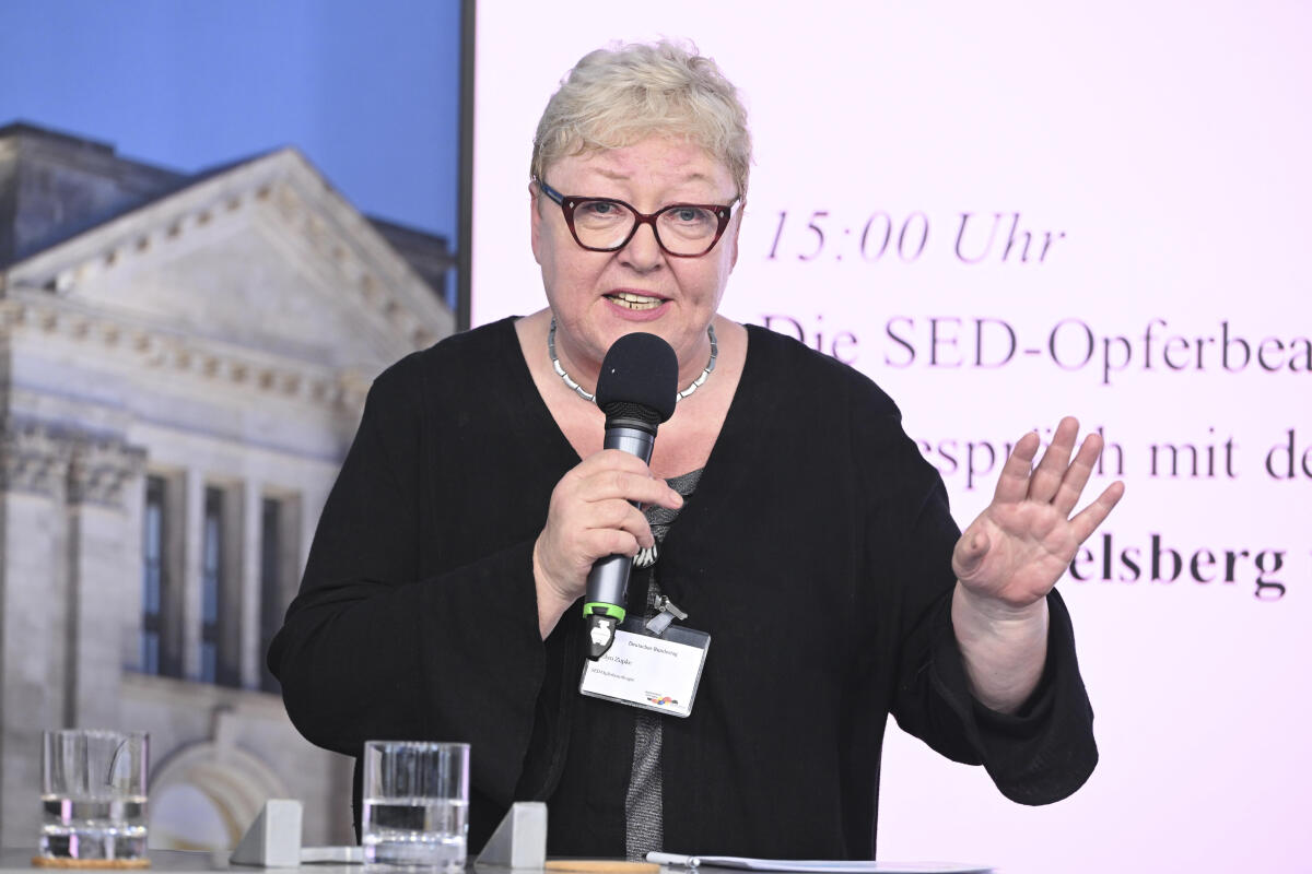 Beauftragte für die Opfer der SED-Diktatur, Evelyn Zupke, im Gespräch mit Zeitzeugen sowie Bürgerinnen und Bürgern im Kommunikationsforum und Zelt des Deutschen Bundestages während der Feierlichkeiten zum Tag der Deutschen Einheit in Hamburg. Zupke, Evelyn Beauftragte für die Opfer der SED-Diktatur, Evelyn Zupke, im Gespräch mit Zeitzeugen sowie Bürgerinnen und Bürgern im Kommunikationsforum und Zelt des Deutschen Bundestages während der Feierlichkeiten zum Tag der Deutschen Einheit in Hamburg.