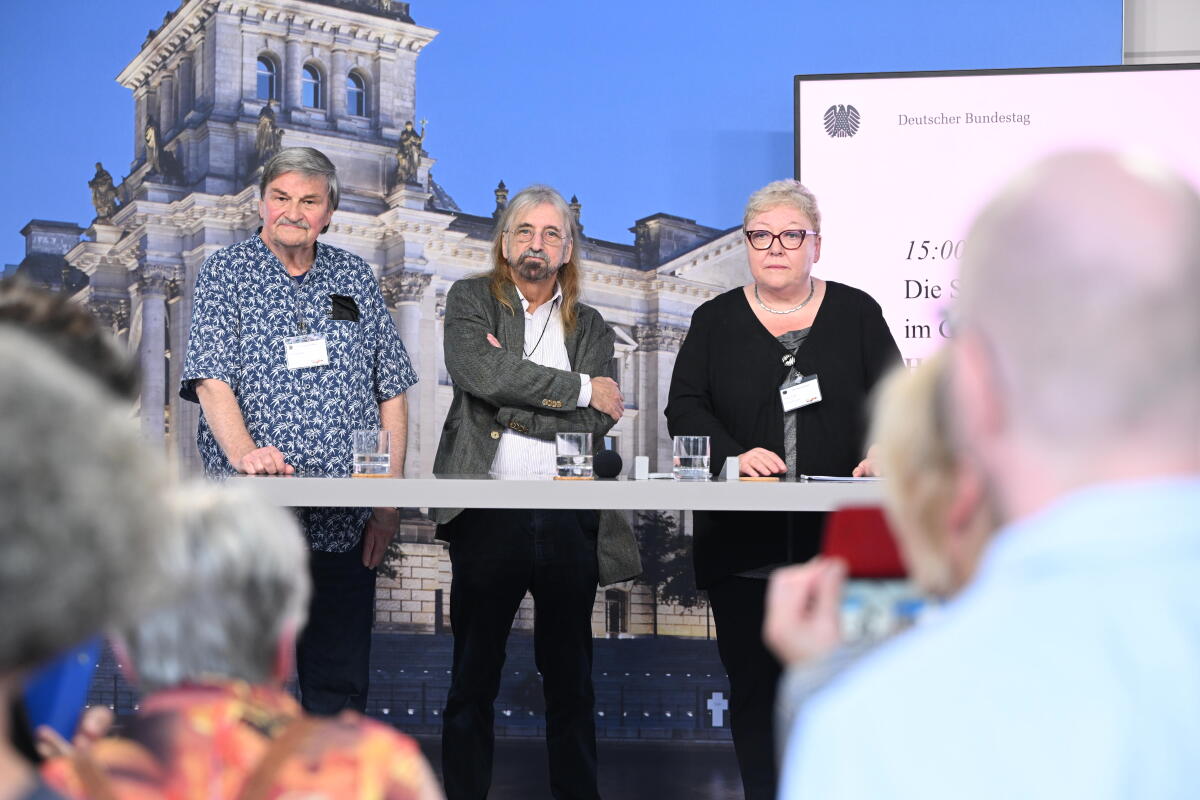 Beauftragte für die Opfer der SED-Diktatur, Evelyn Zupke, (rechts), im Gespräch mit Zeitzeuge Horst Savelsberg, (links), und Zeitzeuge Andreas Thieme (Mitte), sowie Bürgerinnen und Bürgern im Kommunikationsforum und Zelt des Deutschen Bundestages während der Feierlichkeiten zum Tag der Deutschen Einheit in Hamburg. Zupke, Evelyn; Savelsberg, Horst; Thieme, Andreas Beauftragte für die Opfer der SED-Diktatur, Evelyn Zupke, (rechts), im Gespräch mit Zeitzeuge Horst Savelsberg, (links), und Zeitzeuge Andreas Thieme (Mitte), sowie Bürgerinnen und Bürgern im Kommunikationsforum und Zelt des Deutschen Bundestages während der Feierlichkeiten zum Tag der Deutschen Einheit in Hamburg.