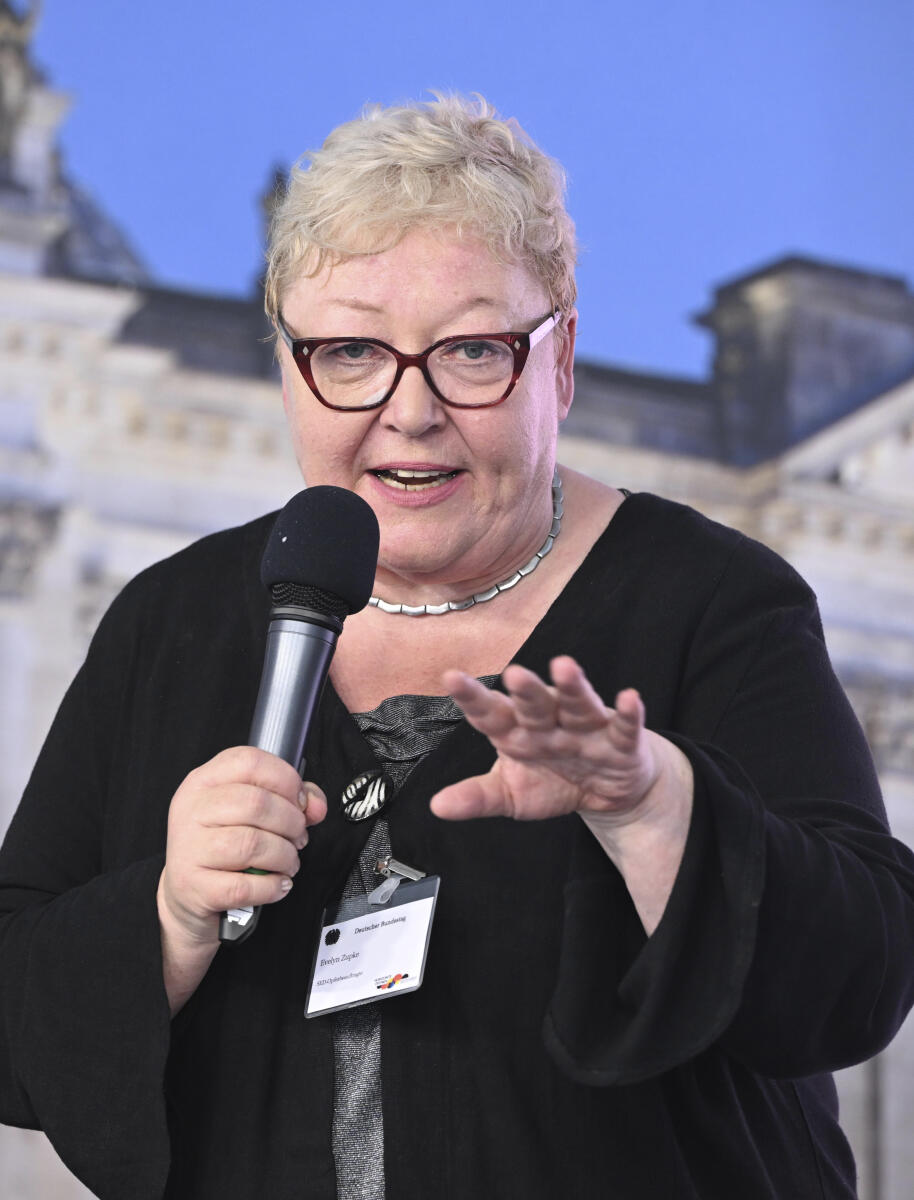 Beauftragte für die Opfer der SED-Diktatur, Evelyn Zupke, im Gespräch mit Zeitzeugen sowie Bürgerinnen und Bürgern im Kommunikationsforum und Zelt des Deutschen Bundestages während der Feierlichkeiten zum Tag der Deutschen Einheit in Hamburg. Zupke, Evelyn Beauftragte für die Opfer der SED-Diktatur, Evelyn Zupke, im Gespräch mit Zeitzeugen sowie Bürgerinnen und Bürgern im Kommunikationsforum und Zelt des Deutschen Bundestages während der Feierlichkeiten zum Tag der Deutschen Einheit in Hamburg.
