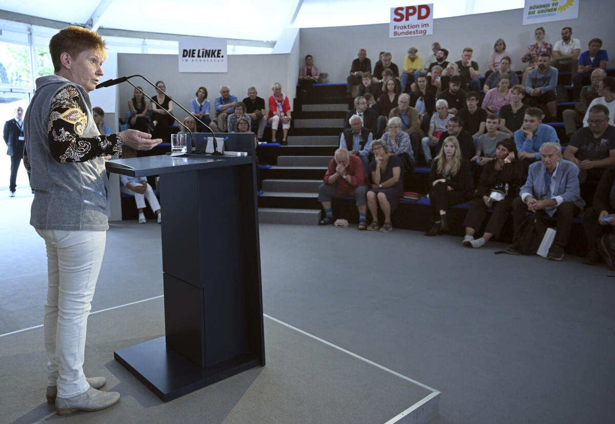 Pau, Petra Vizepräsidentin des Deutschen Bundestages, Petra Pau, Die Linke, MdB, spricht im Forum Plenarsaal und Zelt des Deutschen Bundestages beim Planspiel während der Feierlichkeiten zum Tag der Deutschen Einheit in Hamburg. Besucherinnen und Besucher erleben hier die Entstehung eines Gesetzes. 