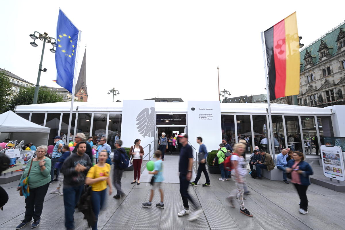Besucherinnen und Besucher vor dem Zelt des Deutschen Bundestages während der Feierlichkeiten zum Tag der Deutschen Einheit in Hamburg. Besucherinnen und Besucher vor dem Zelt des Deutschen Bundestages während der Feierlichkeiten zum Tag der Deutschen Einheit in Hamburg.