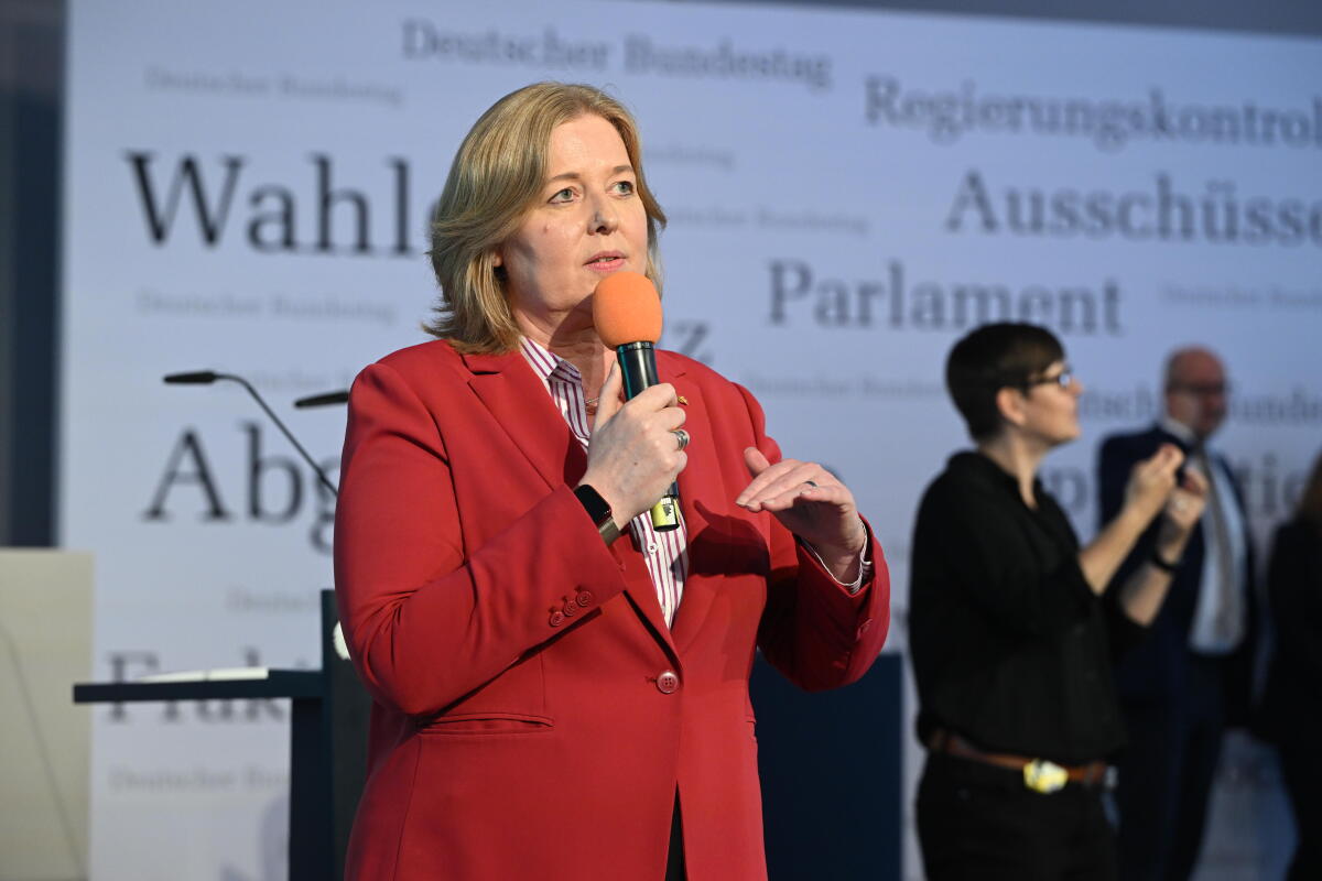 Präsidentin des Deutschen Bundestages, Bärbel Bas, SPD, MdB, im Gespräch mit Bürgerinnen und Bürgern im Forum Plenarsaal und Zelt des Deutschen Bundestages während der Feierlichkeiten zum Tag der Deutschen Einheit in Hamburg. Bas, Bärbel Präsidentin des Deutschen Bundestages, Bärbel Bas, SPD, MdB, im Gespräch mit Bürgerinnen und Bürgern im Forum Plenarsaal und Zelt des Deutschen Bundestages während der Feierlichkeiten zum Tag der Deutschen Einheit in Hamburg.