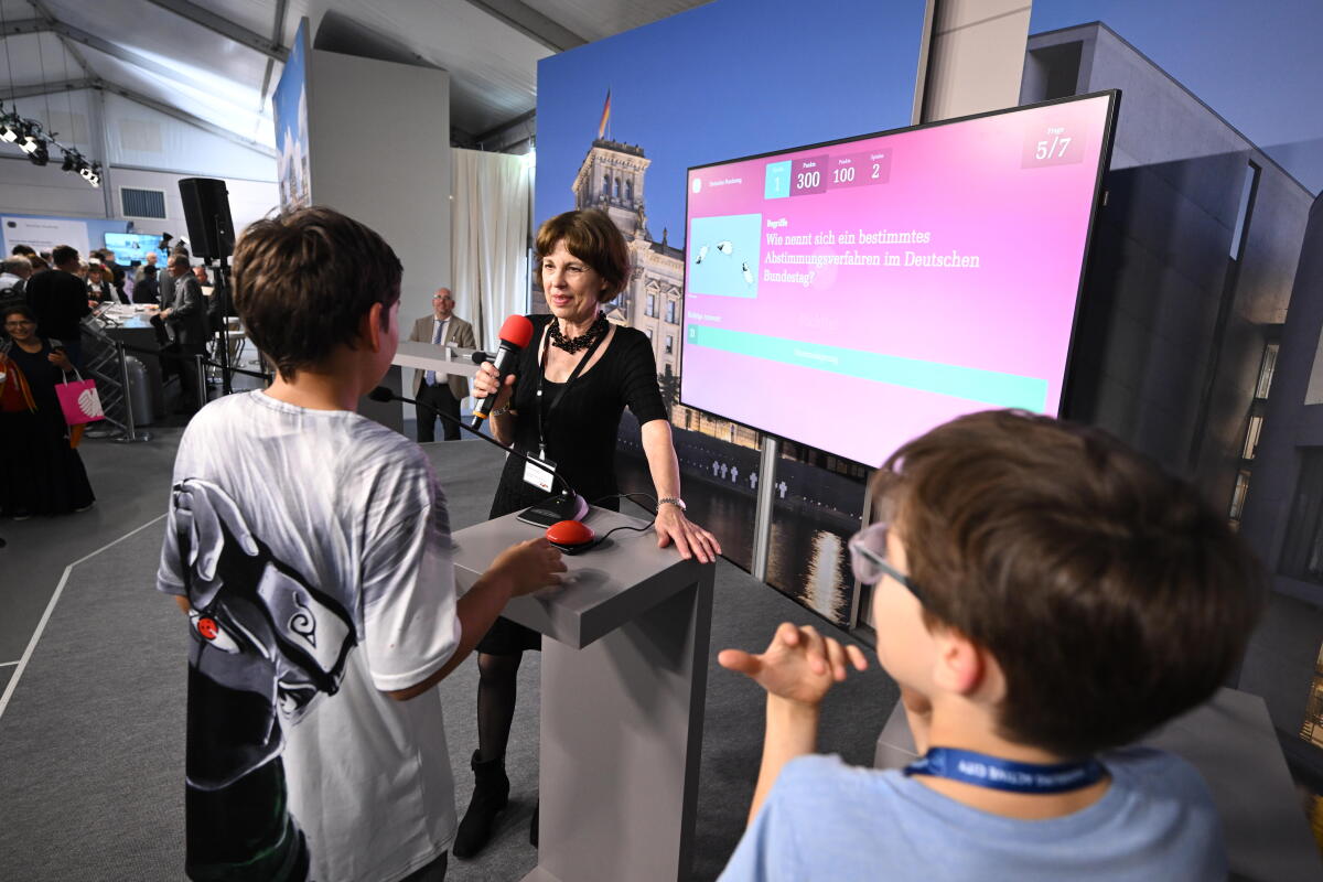 Besucherinnen und Besucher beim Quiz im Zelt des Deutschen Bundestages am Stand des Referates IK 2 Öffentlichkeitsarbeit im Kommunikationsforum bei den Feierlichkeiten zum Tag der Deutschen Einheit in Hamburg. Besucherinnen und Besucher beim Quiz im Zelt des Deutschen Bundestages am Stand des Referates IK 2 Öffentlichkeitsarbeit im Kommunikationsforum bei den Feierlichkeiten zum Tag der Deutschen Einheit in Hamburg.