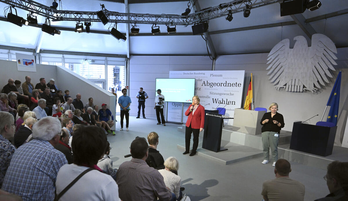 Präsidentin des Deutschen Bundestages, Bärbel Bas, SPD, MdB, im Gespräch mit Bürgerinnen und Bürgern im Forum Plenarsaal und Zelt des Deutschen Bundestages während der Feierlichkeiten zum Tag der Deutschen Einheit in Hamburg. Bas, Bärbel Präsidentin des Deutschen Bundestages, Bärbel Bas, SPD, MdB, im Gespräch mit Bürgerinnen und Bürgern im Forum Plenarsaal und Zelt des Deutschen Bundestages während der Feierlichkeiten zum Tag der Deutschen Einheit in Hamburg.