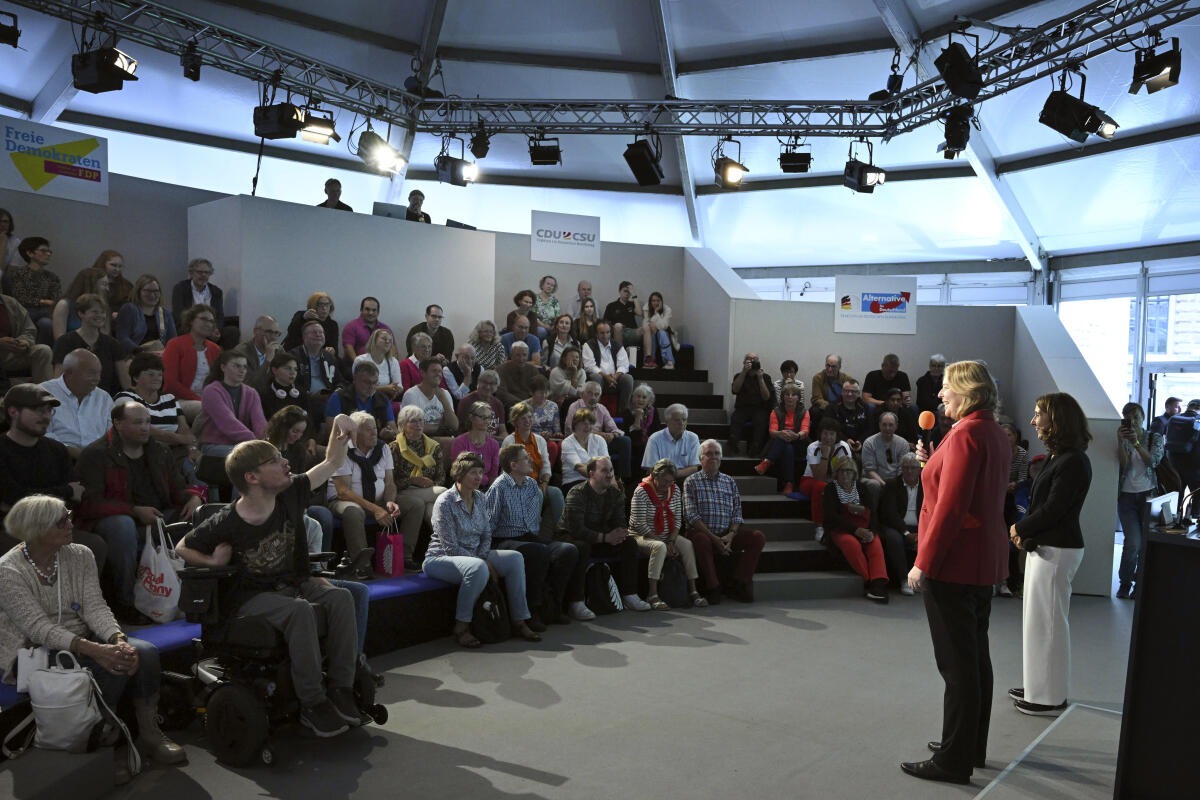 Präsidentin des Deutschen Bundestages, Bärbel Bas, SPD, MdB, (rechts), und Vizepräsidentin des Deutschen Bundestages, Aydan Özoguz, SPD, MdB, im Gespräch mit Bürgerinnen und Bürgern im Forum Plenarsaal und Zelt des Deutschen Bundestages während der Feierlichkeiten zum Tag der Deutschen Einheit in Hamburg. Bas, Bärbel; Özoguz, Aydan Präsidentin des Deutschen Bundestages, Bärbel Bas, SPD, MdB, (rechts), und Vizepräsidentin des Deutschen Bundestages, Aydan Özoguz, SPD, MdB, im Gespräch mit Bürgerinnen und Bürgern im Forum Plenarsaal und Zelt des Deutschen Bundestages während der Feierlichkeiten zum Tag der Deutschen Einheit in Hamburg.