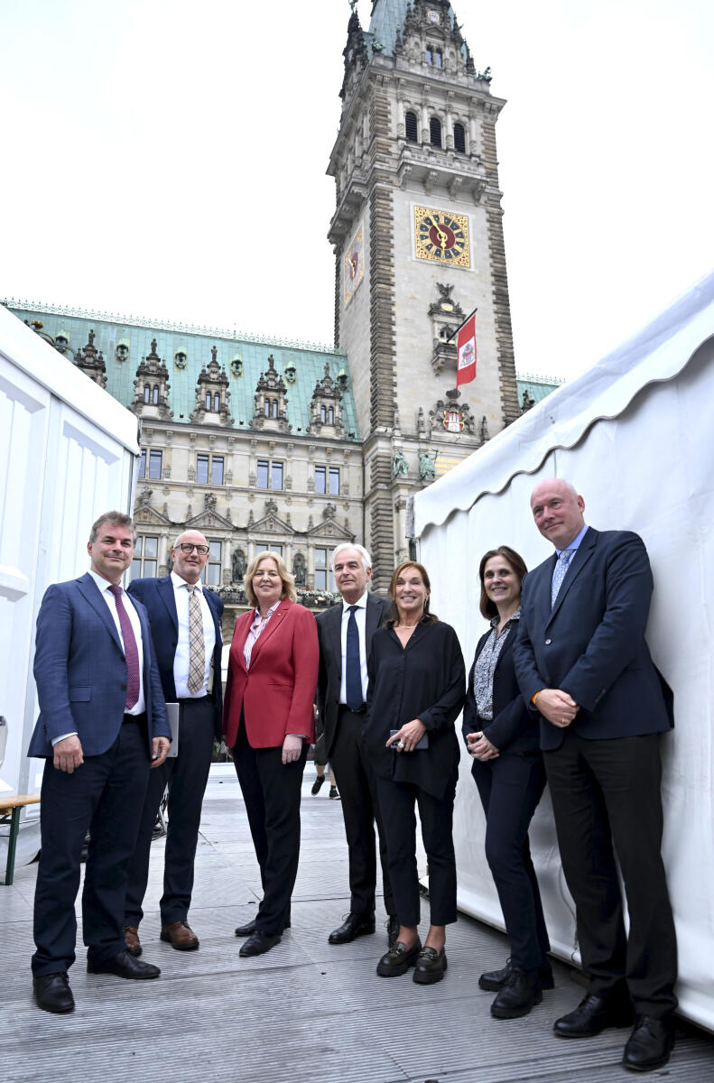 Präsidentin des Deutschen Bundestages, Bärbel Bas, SPD, MdB, mit Mitarbeiterinnen und Mitarbeitern zwischen des Zelten des Deutschen Bundestages während der Feierlichkeiten zum Tag der Deutschen Einheit in Hamburg. Bas, Bärbel Präsidentin des Deutschen Bundestages, Bärbel Bas, SPD, MdB, mit Mitarbeiterinnen und Mitarbeitern zwischen des Zelten des Deutschen Bundestages während der Feierlichkeiten zum Tag der Deutschen Einheit in Hamburg.