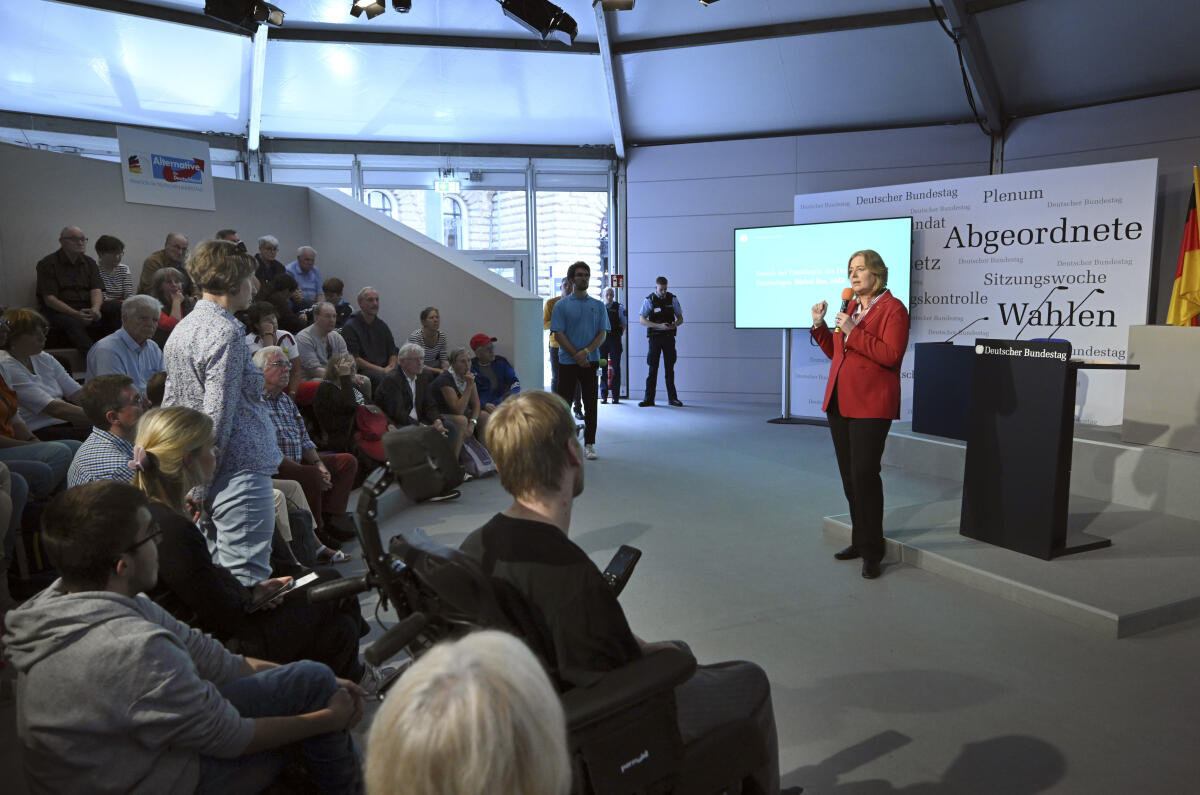 Präsidentin des Deutschen Bundestages, Bärbel Bas, SPD, MdB, im Gespräch mit Bürgerinnen und Bürgern im Forum Plenarsaal und Zelt des Deutschen Bundestages während der Feierlichkeiten zum Tag der Deutschen Einheit in Hamburg. Bas, Bärbel Präsidentin des Deutschen Bundestages, Bärbel Bas, SPD, MdB, im Gespräch mit Bürgerinnen und Bürgern im Forum Plenarsaal und Zelt des Deutschen Bundestages während der Feierlichkeiten zum Tag der Deutschen Einheit in Hamburg.
