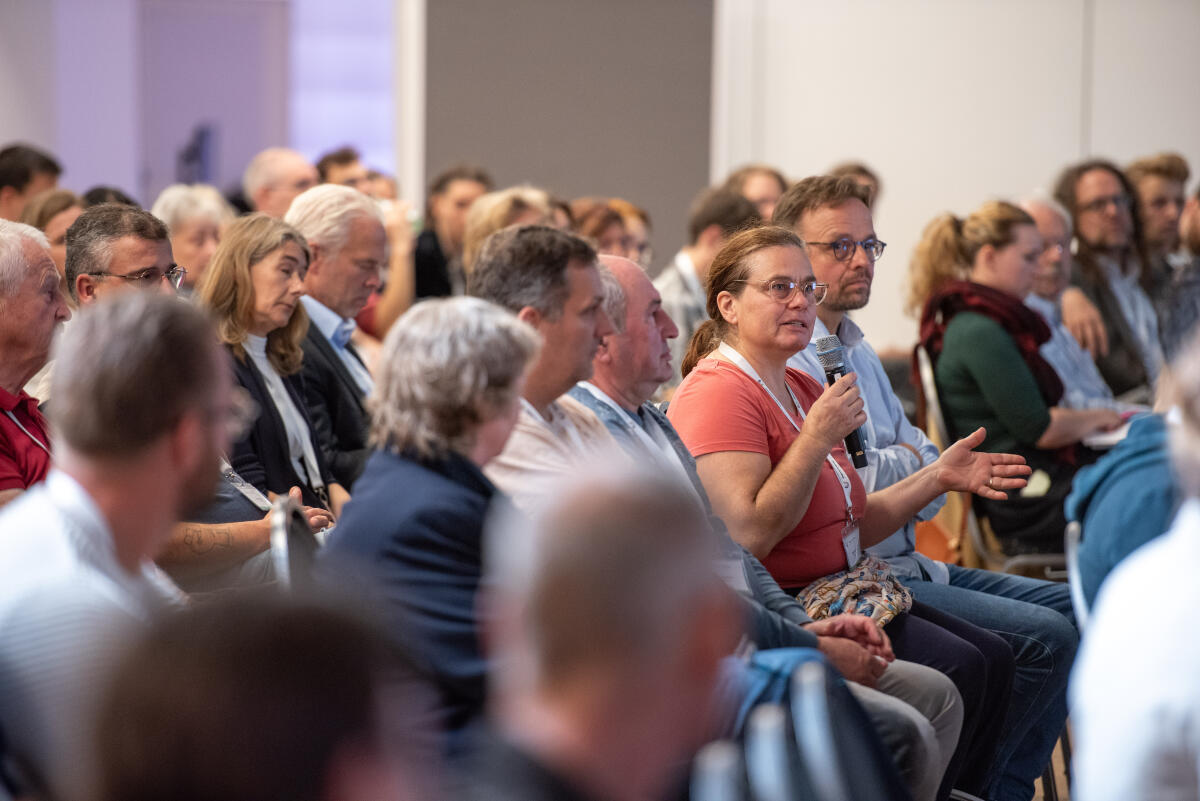Teilnehmerin spricht im Plenum beim Bürgerrat „Ernährung im Wandel“. Teilnehmerin spricht im Plenum beim Bürgerrat „Ernährung im Wandel“.