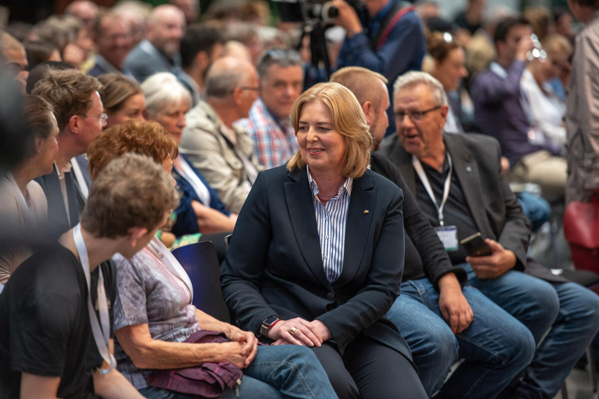 Bundestagspräsidentin Bärbel Bas, MdB, SPD, unterhält sich mit einer Teilnehmerin des Bürgerrats „Ernährung im Wandel“. Bas, Bärbel Bundestagspräsidentin Bärbel Bas, MdB, SPD, unterhält sich mit einer Teilnehmerin des Bürgerrats „Ernährung im Wandel“.