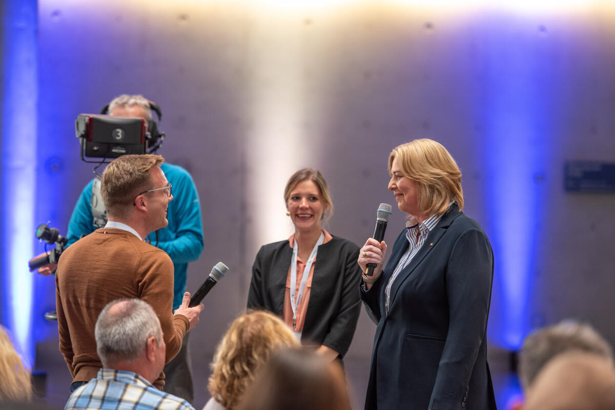 Bundestagspräsidentin Bärbel Bas, MdB, SPD, unterhält sich während der Eröffnung mit einem Teilnehmer des Bürgerrats „Ernährung im Wandel“. Bas, Bärbel Bundestagspräsidentin Bärbel Bas, MdB, SPD, unterhält sich während der Eröffnung mit einem Teilnehmer des Bürgerrats „Ernährung im Wandel“.
