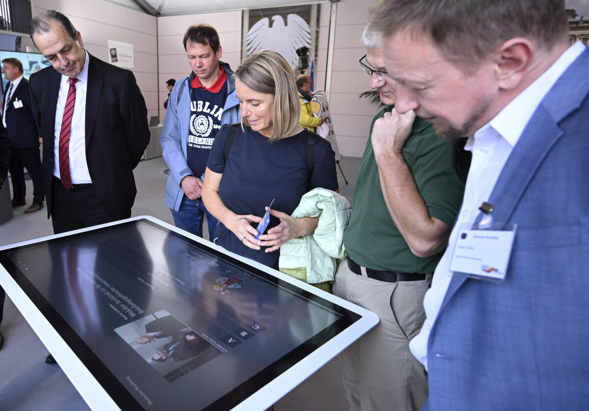Besucherinnen und Besucher an einem Touchscreen im Kommunikationsforum und Zelt des Deutschen Bundestages auf der Festveranstaltung zum Tag der Deutschen Einheit in Hamburg. Besucherinnen und Besucher an einem Touchscreen im Kommunikationsforum und Zelt des Deutschen Bundestages auf der Festveranstaltung zum Tag der Deutschen Einheit in Hamburg.