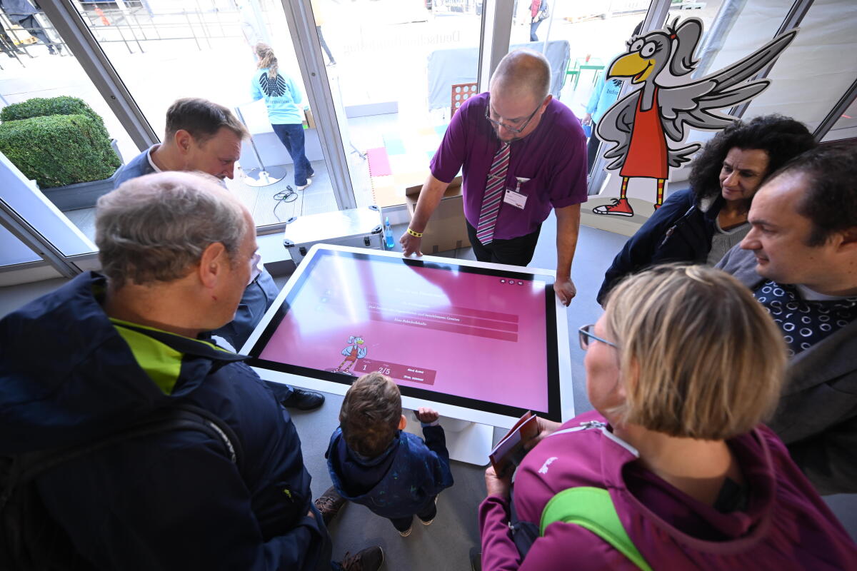 Besucherinnen und Besucher an einem Touchscreen im Kommunikationsforum und Zelt des Deutschen Bundestages auf der Festveranstaltung zum Tag der Deutschen Einheit in Hamburg. Besucherinnen und Besucher an einem Touchscreen im Kommunikationsforum und Zelt des Deutschen Bundestages auf der Festveranstaltung zum Tag der Deutschen Einheit in Hamburg.