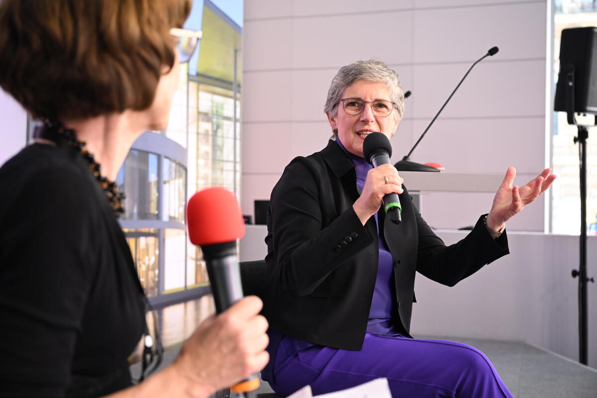 Fraktionsvorsitzende Britta Haßelmann, Bündnis 90/ Die Grünen, MdB, im Gespräch mit Bürgerinnen und Bürgern im Kommunikationsforum und Zelt des Deutschen Bundestages während der Festveranstaltung zum Tag der Deutschen Einheit in Hamburg. Haßelmann, Britta Fraktionsvorsitzende Britta Haßelmann, Bündnis 90/ Die Grünen, MdB, im Gespräch mit Bürgerinnen und Bürgern im Kommunikationsforum und Zelt des Deutschen Bundestages während der Festveranstaltung zum Tag der Deutschen Einheit in Hamburg.