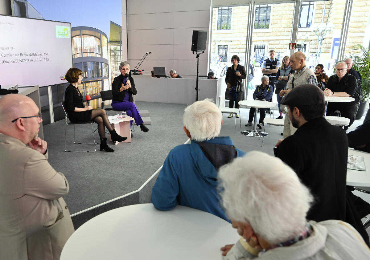 Fraktionsvorsitzende Britta Haßelmann, Bündnis 90/ Die Grünen, MdB, im Gespräch mit Bürgerinnen und Bürgern im Kommunikationsforum und Zelt des Deutschen Bundestages während der Festveranstaltung zum Tag der Deutschen Einheit in Hamburg. Haßelmann, Britta Fraktionsvorsitzende Britta Haßelmann, Bündnis 90/ Die Grünen, MdB, im Gespräch mit Bürgerinnen und Bürgern im Kommunikationsforum und Zelt des Deutschen Bundestages während der Festveranstaltung zum Tag der Deutschen Einheit in Hamburg.