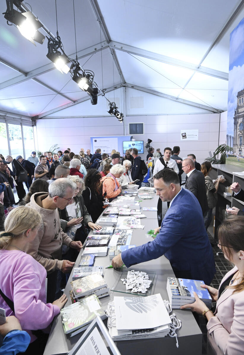Besucherinnen und Besucher am Stand des Referates IK 2 Öffentlichkeitsarbeit im Kommunikationsforum und Zelt des Deutschen Bundestages während der Feierlichkeiten zum Tag der Deutschen Einheit in Hamburg. Besucherinnen und Besucher am Stand des Referates IK 2 Öffentlichkeitsarbeit im Kommunikationsforum und Zelt des Deutschen Bundestages während der Feierlichkeiten zum Tag der Deutschen Einheit in Hamburg.