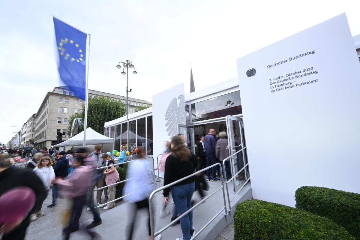 Besucherinnen und Besucher vor den Zelten des Deutschen Bundestages Kommunikationsforum und Forum Plenarsaal während der Feierlichkeiten zum Tag der Deutschen Einheit in Hamburg. Besucherinnen und Besucher vor den Zelten des Deutschen Bundestages Kommunikationsforum und Forum Plenarsaal während der Feierlichkeiten zum Tag der Deutschen Einheit in Hamburg.