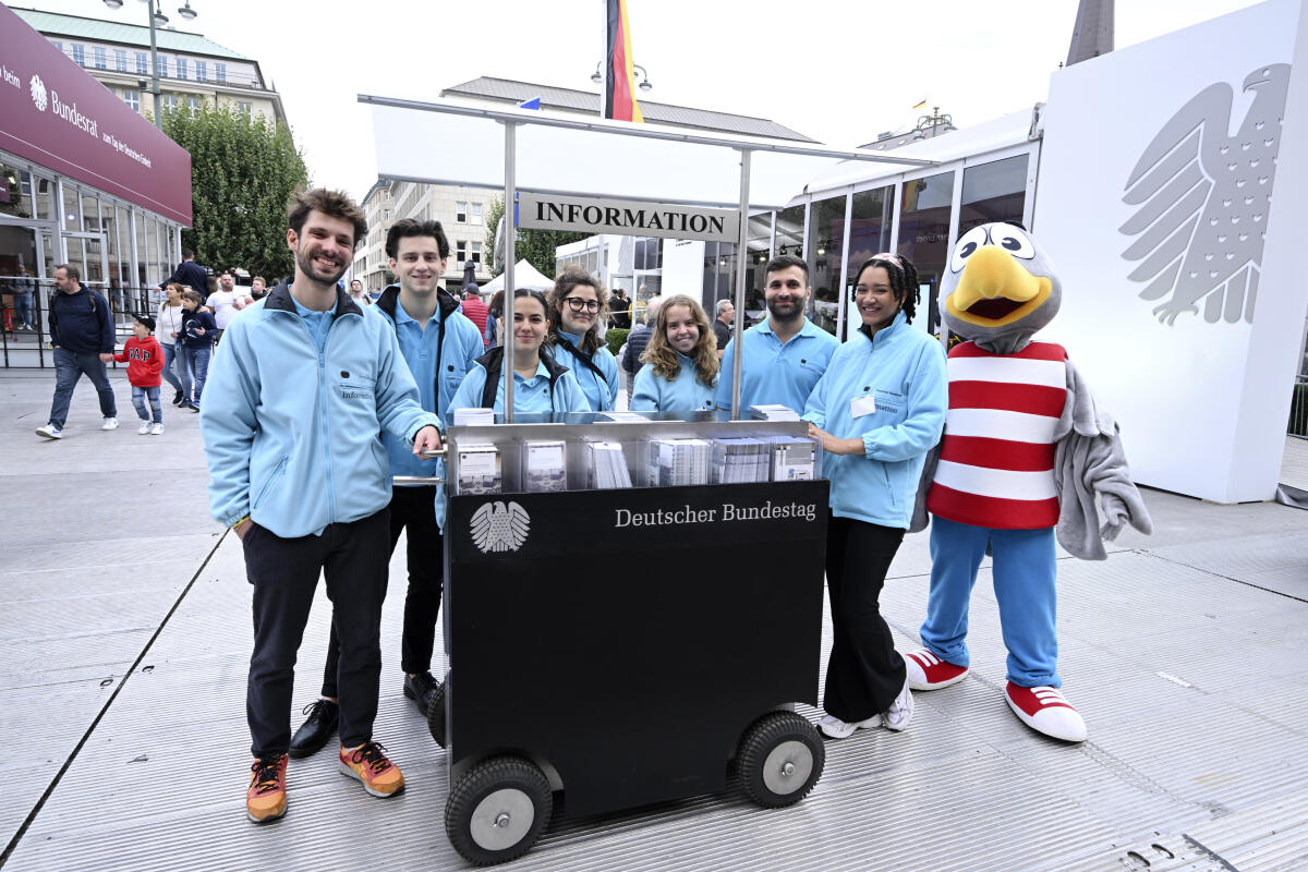 Gruppenfoto von Mitarbeiterinnen und Mitarbeitern mit Maskottchen Karlchen Adler vor den Zelten des Deutschen Bundestages während der Feierlichkeiten zum Tag der Deutschen Einheit in Hamburg. Gruppenfoto von Mitarbeiterinnen und Mitarbeitern mit Maskottchen Karlchen Adler vor den Zelten des Deutschen Bundestages während der Feierlichkeiten zum Tag der Deutschen Einheit in Hamburg.
