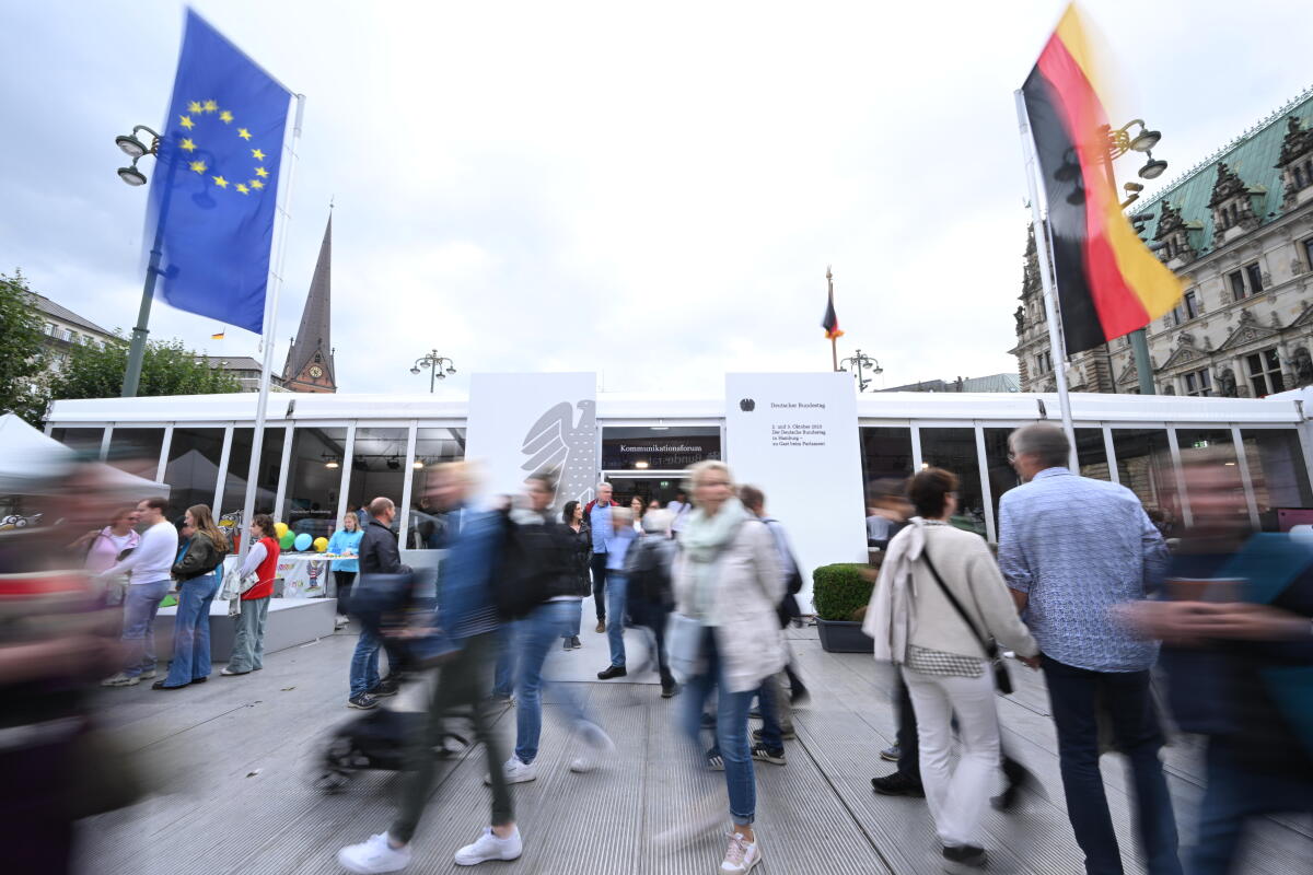 Besucherinnen und Besucher vor den Zelten des Deutschen Bundestages Kommunikationsforum und Forum Plenarsaal während der Feierlichkeiten zum Tag der Deutschen Einheit in Hamburg. Besucherinnen und Besucher vor den Zelten des Deutschen Bundestages Kommunikationsforum und Forum Plenarsaal während der Feierlichkeiten zum Tag der Deutschen Einheit in Hamburg.