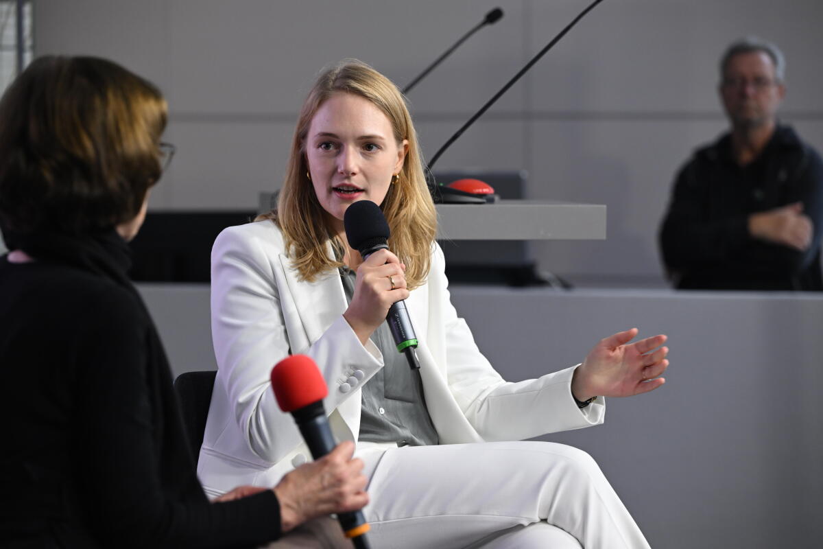 Ria Schröder, FDP, MdB, im Gespräch im Kommunikationsforum und Zelt des Deutschen Bundestages während der Feierlichkeiten zum Tag der Deutschen Einheit in Hamburg. Schröder, Ria Ria Schröder, FDP, MdB, im Gespräch im Kommunikationsforum und Zelt des Deutschen Bundestages während der Feierlichkeiten zum Tag der Deutschen Einheit in Hamburg.