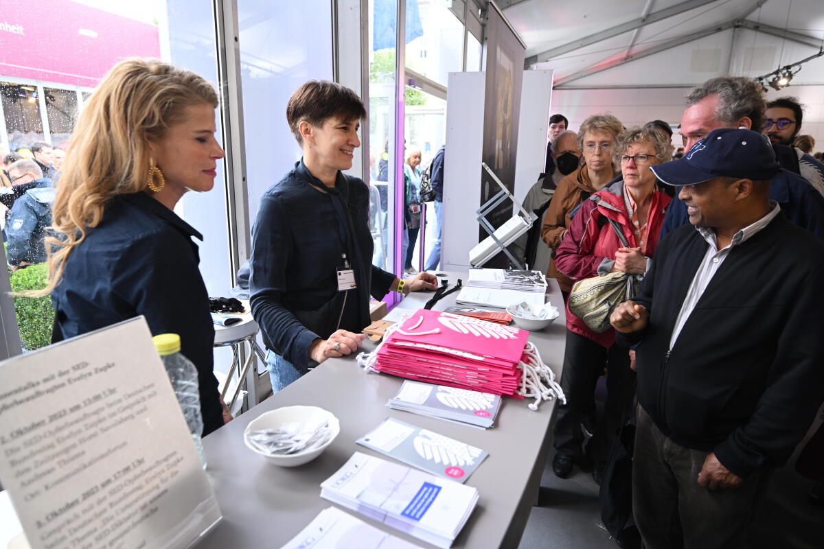 Besucherinnen und Besucher am Stand der Bundesbeauftragten für die Opfer der SED-Diktatur im Kommunikationsforum und Zelt des Deutschen Bundestages auf der Festveranstaltung zum Tag der Deutschen Einheit in Hamburg. Besucherinnen und Besucher am Stand der Bundesbeauftragten für die Opfer der SED-Diktatur im Kommunikationsforum und Zelt des Deutschen Bundestages auf der Festveranstaltung zum Tag der Deutschen Einheit in Hamburg.